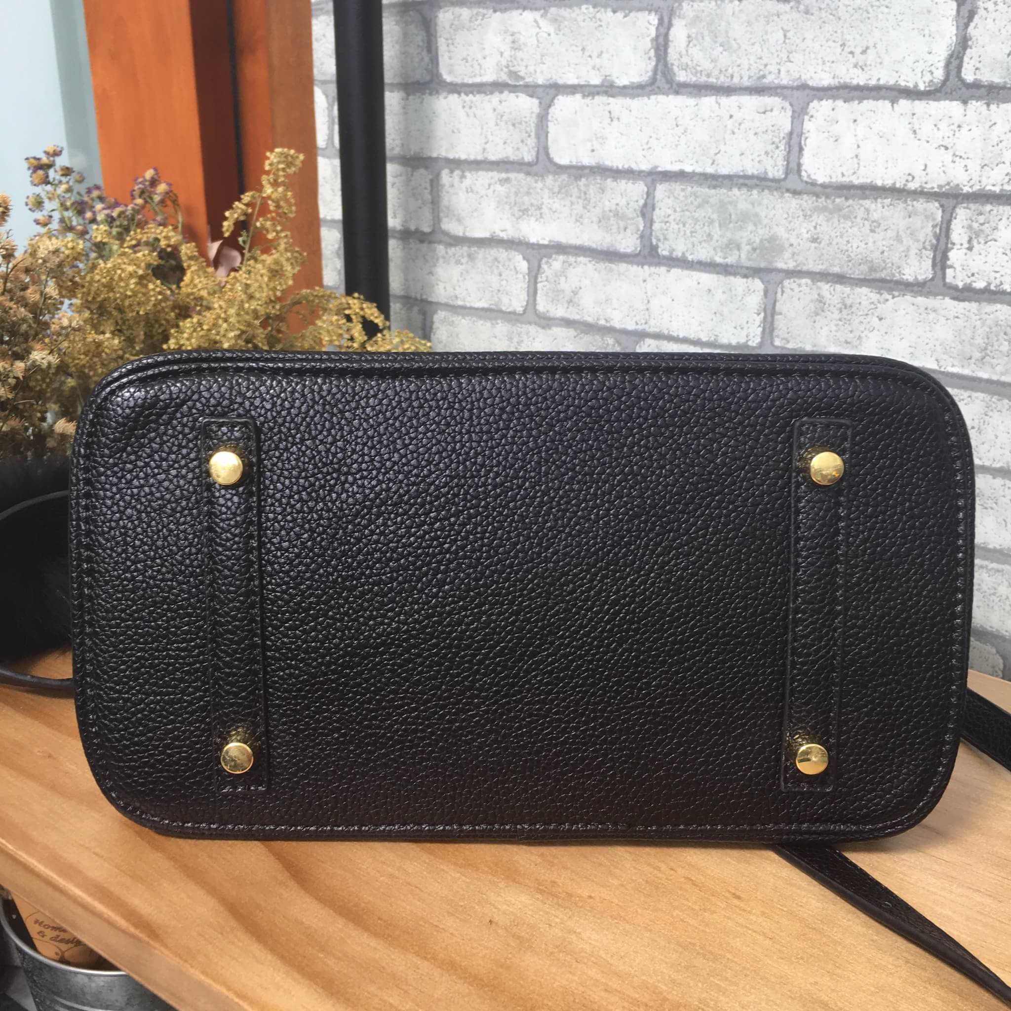 งานแท้ชนช้อป New arrival! ขนาด 10 นิ้ว จากแบรนด์ Berke กระเป๋าทรงสุดฮิต ตัวกระเป๋าหนัง Pu ดูแลรักษาง่าย ลายหนังสวยหรูมากๆคะ น้ำหนักเบา ตัวกระเป๋า ปรับได้ 2 ทรง ทรงรัดสายคาด กับ ถอดออกได้ ภายในบุด้วยหนัง PU เนื้อดี มีช่องใส่ของจุกจิกได้ #ใบจริงสวยมาก