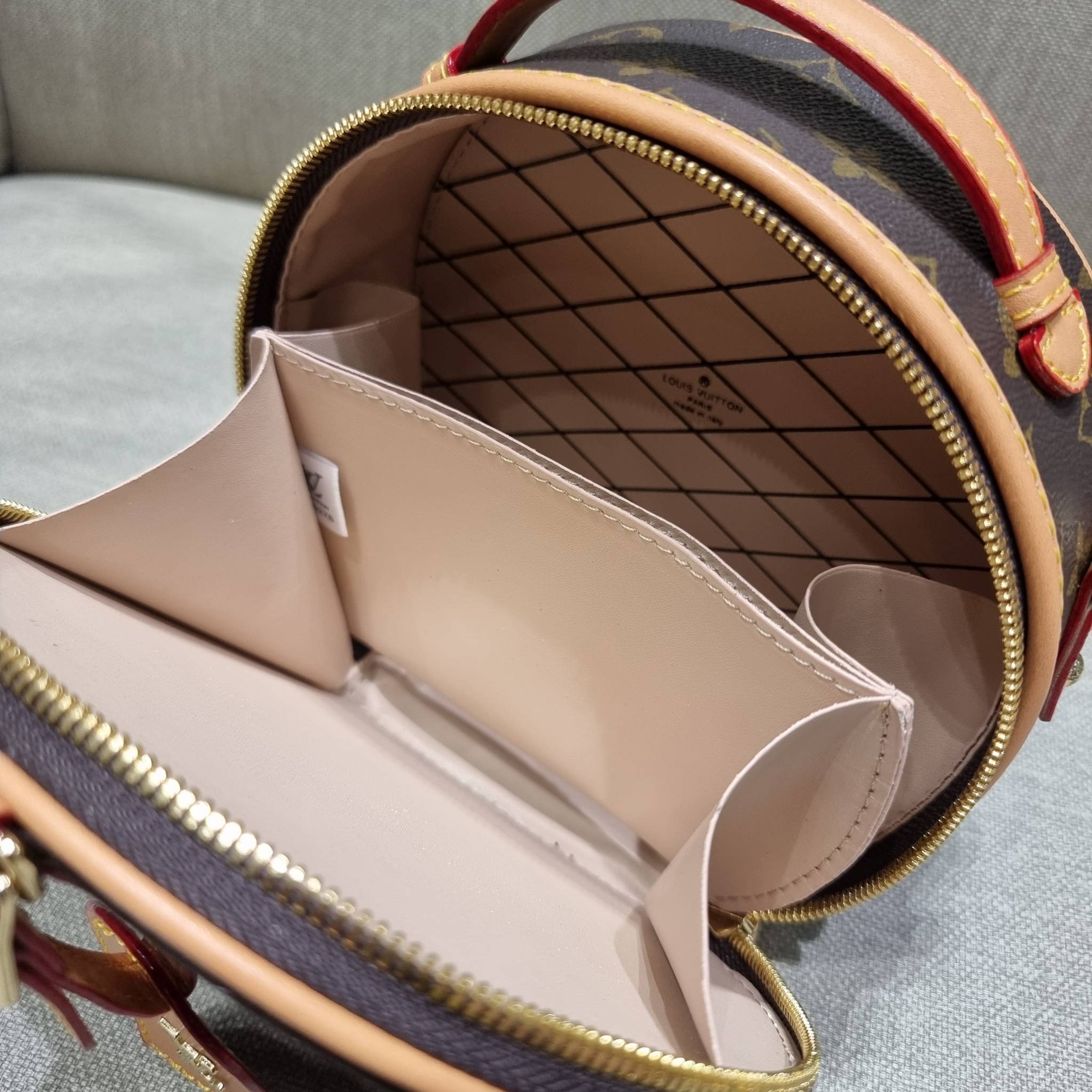 LV CROSSBODY ROUND BAG / LV BOITE CHAPEAU สุดยอดของรุ่นที่ฮิตตลอด กระเป๋าสะพาย สวยอยู่ทรง ผู้ดีมากๆ วัสดุหนังแคนวาสคุณภาพ โดดเด่นด้วยรูปทรงเอกลักษณ์ มาพร้อมแท็กหนังห้อย เพิ่มความแพงไปอีก เปิด-ปิดด้วยซิป ภายในเป็นช่องโล่ง สวยไปอีกหนึ่ง มีสายสะพายครอสให้ ปร