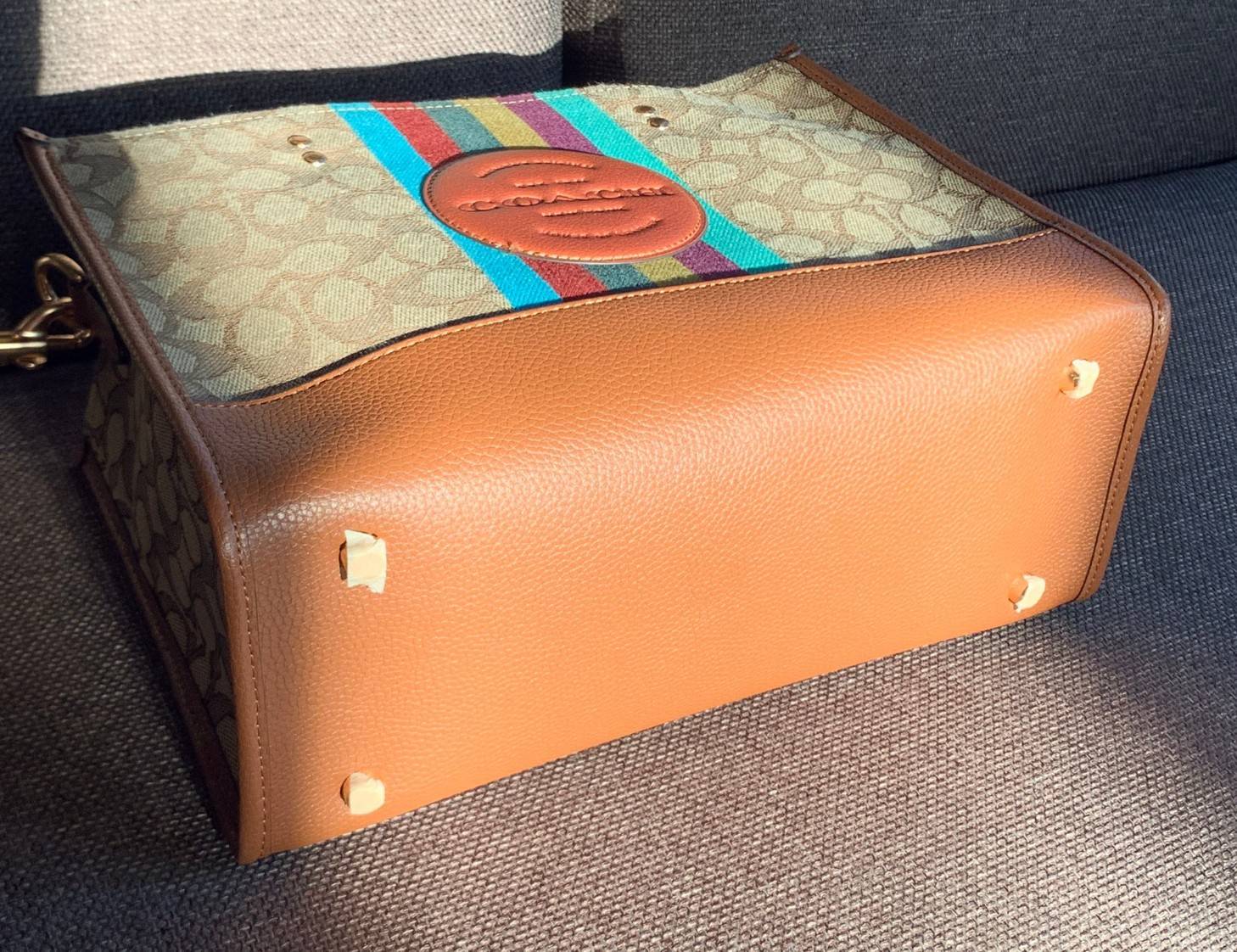 สวยๆอย่างนี้อดใจยังไงไหว!! Coach Dempsey Carryall In Signature Jacquard With Stripe And Coach Patch ((C5794)) ✈️พร้อมส่งความสวย! คุณภาพจัดเต็มเลยค่ะ กระเป๋าทรงTote วัสดุ Jackquard+หนังแท้ ได้ลงตัวสวยงาม 🔺สีคอลเลคชั่นใหม่ล่าสุด! ด้านหน้ามีโล