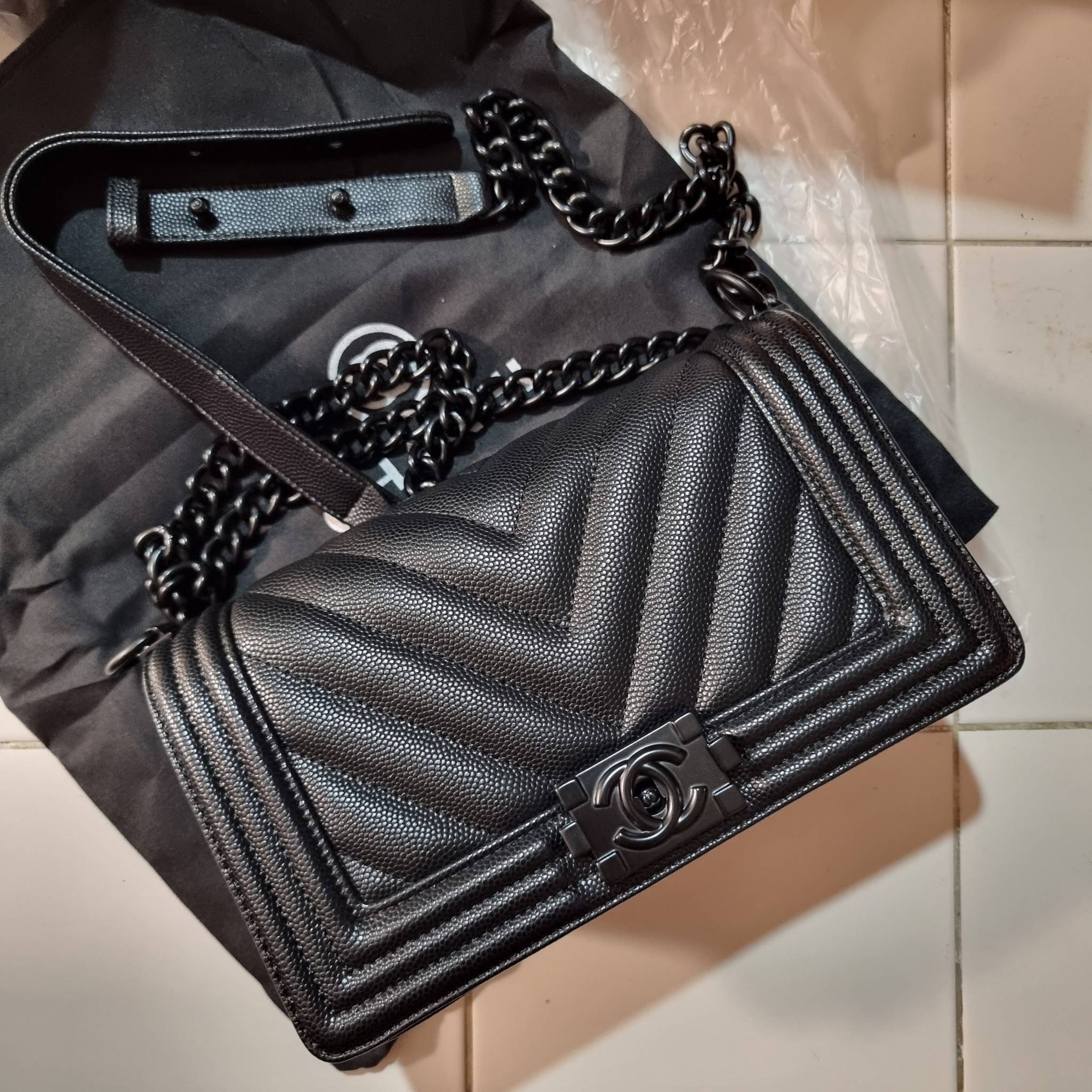 Chanel Boy 10" พร้อมส่งที่ไทย รุ่นสุดฮอต ดีไซน์อะไหล่ดำ เรียบหรูมากๆ!! วัสดุหนังลายคาร์เวีย ทรงคลาสสิคที่สาวๆห้ามพลาด!! ในราคาสุดคุ้ม เปิด-ปิดกระเป๋าด้วยตัวล็อค ภายในโล่งกว้าง ไซส์ใหญ่ใส่ของได้เยอะ มีช่องแยกในกระเป๋า มาพร้อมสายสะพายโซ่สลับหนังรองบ่า 