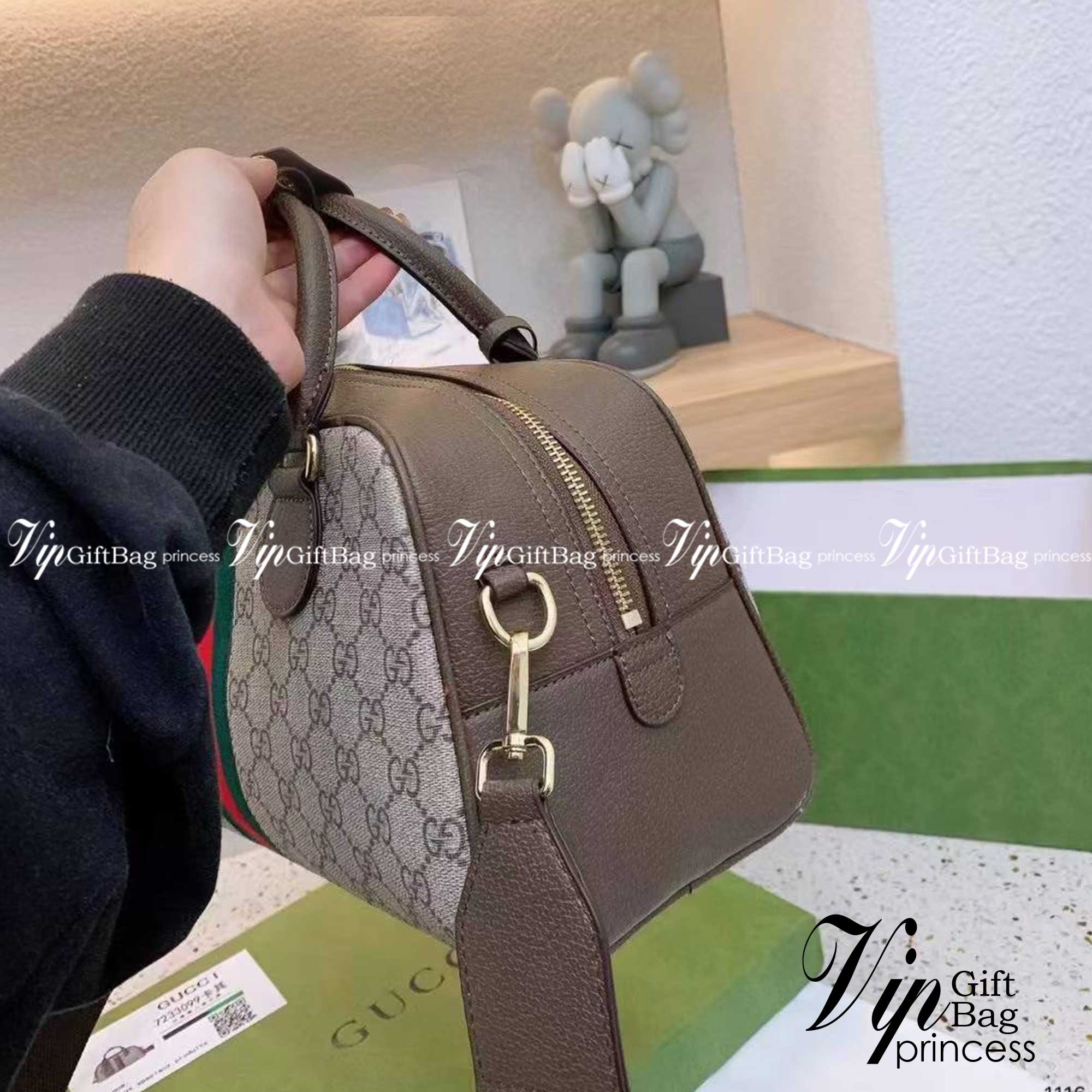 GUCCI Ophidia medium GG top handle bag กระเป๋าสะพายใบกลาง จุของได้เยอะ สายถอดได้ งานปั้มทุกจุดสวยน่าใช้ โทนสีใช้งานง่ายเป็นเอกลักษณ์แบรนด์ แมตช์กับเสื้อผ้าได้ง่าย เสริมลุคสาวมั่นได้ลงตัว