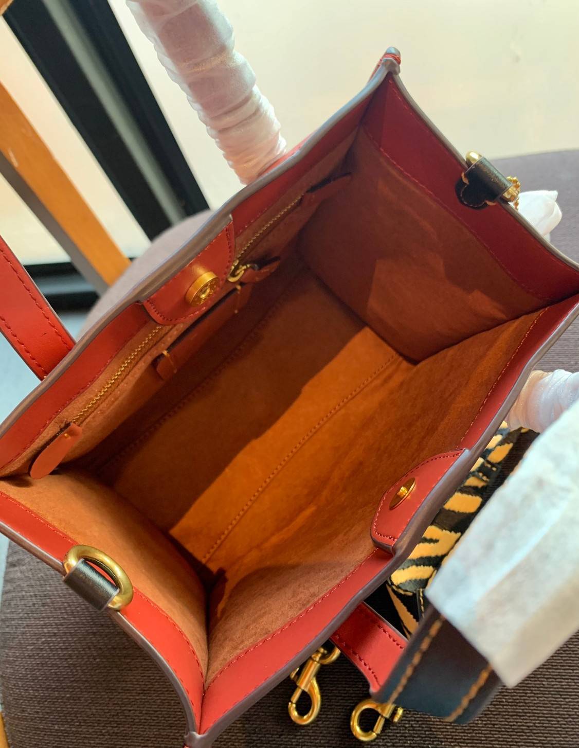 COACH LUNAR NEW YEAR FIELD TOTE 22 IN SIGNATURE CANVAS WITH TIGER REXY ((C7767)) 📌พร้อมส่งที่ไทย ต้อนรับปีเสือนี้กันค่าา! กระเป๋าทรงTote หนังแท้สวย 🔺ด้านหน้า สกรีนลาย Tiger Rexy อันเป็นสัญลักษณ์ประจำปีกันเลยค่ะ ปากกระเป๋าเปิดปิดแบบกระดุมแม