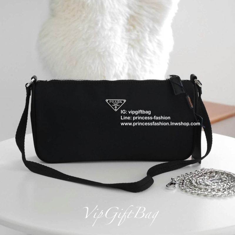 รุ่นใหม่ จากแบรนด์ Prada Crossbody *มีมาให้ถึง2สาย สายผ้าติดกับตัวกระเป๋า และสายยาวโซ่เงิน ด้านหน้ามีโลโก้แบรนด์สวยหรู เปิดปิดด้วยซิป อะไหล่สีเงินทั้งใบ ด้านในบุด้วยผ้าลายแบรนด์ มีโลโก้แบรนด์ ด้านในใส่ของได้เยอะคะ ใส่กระเป๋าตังยาว เครื่องสำอางค์