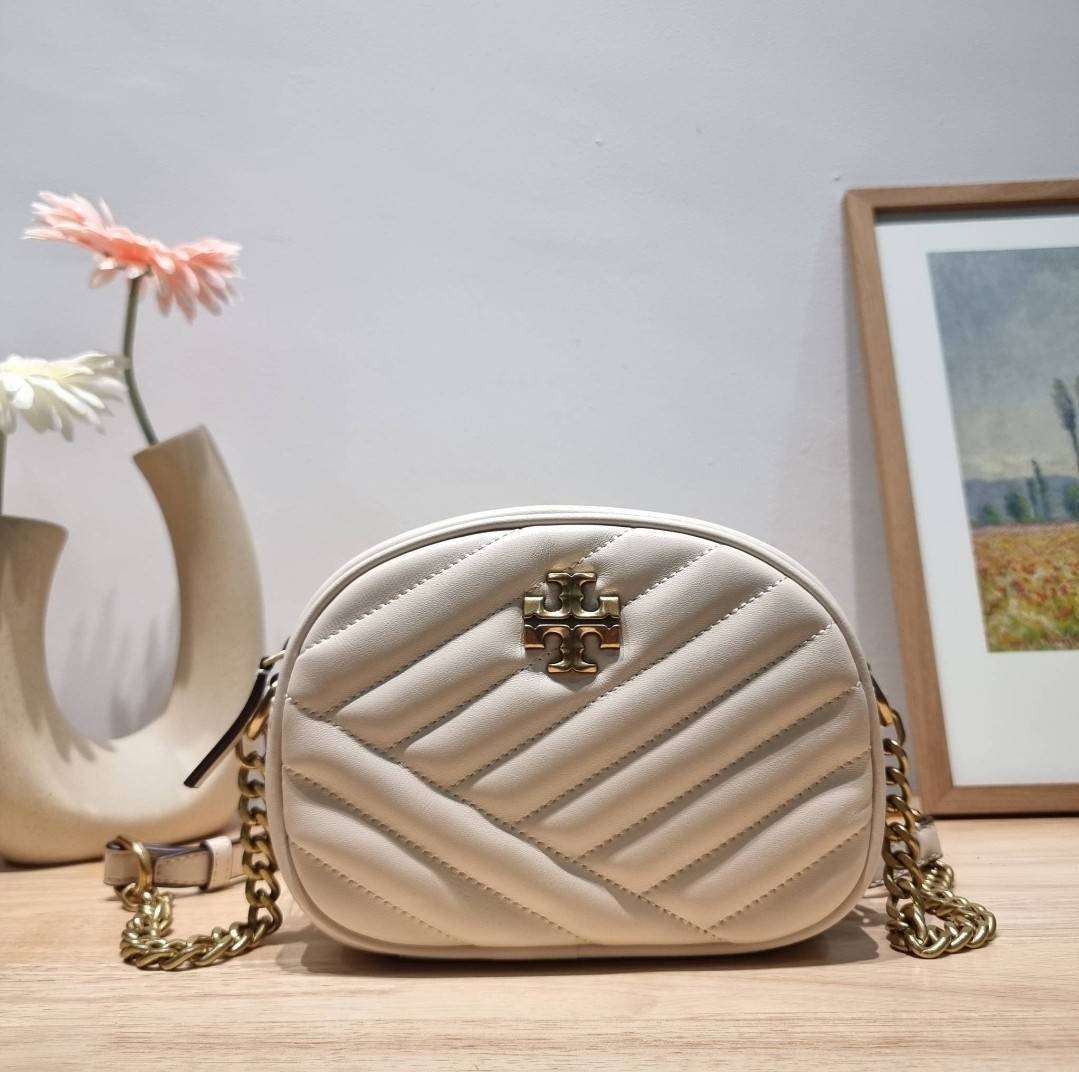 TORY BURCH KIRA CHEVRON SMALL CAMERA BAG / TORY CAMERA BAG / TORY BAG พร้อมส่ง 4 สี กระเป๋าสะพายทรงกล้อง ขนาดกะทัดรัด ไซส์สะพายคล่องตัว ดูหรู ลูกคุณหนู