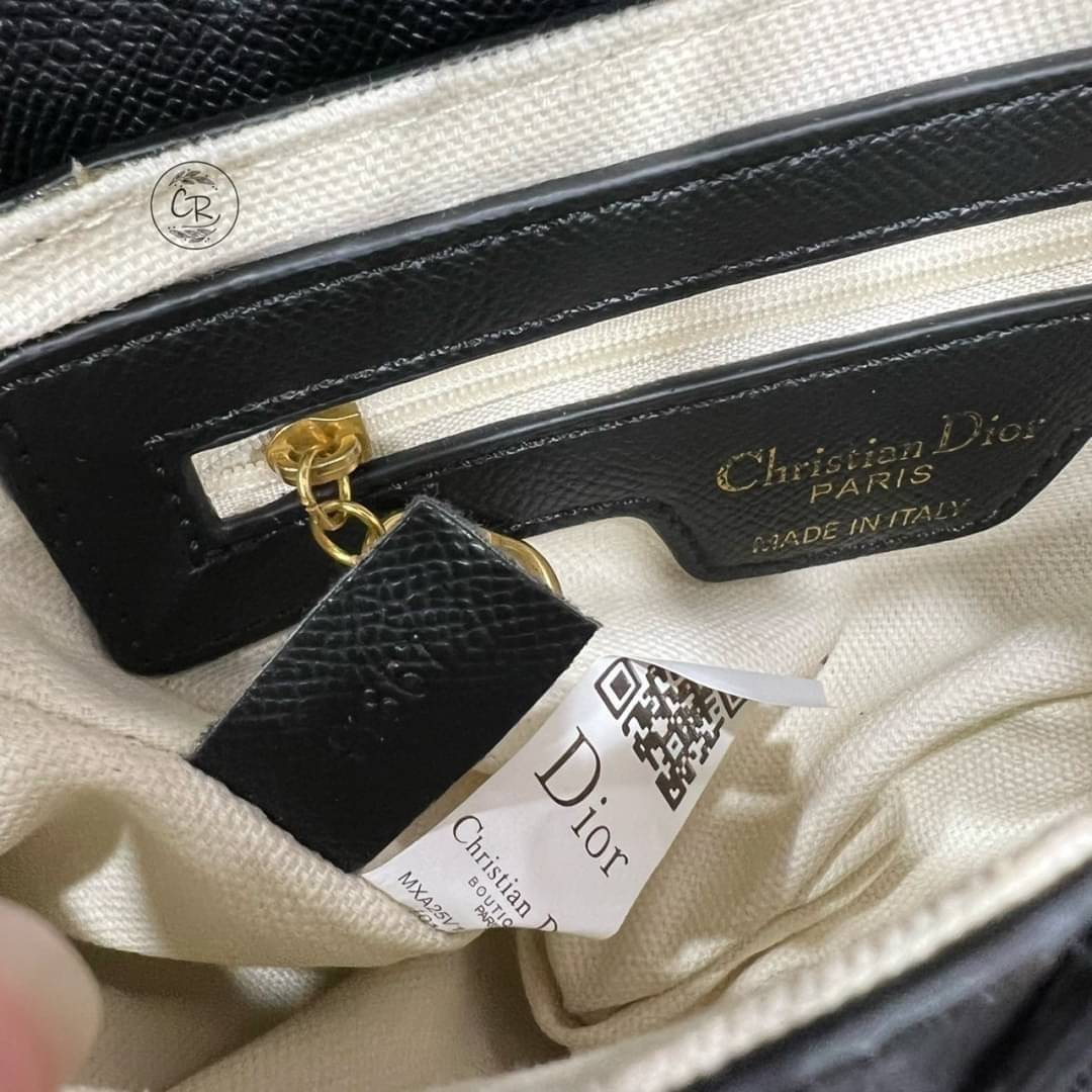 DIOR SADDLE BAG with strap กระเป๋ารุ่นยอดนิยมตามแบบฉบับแบรนด์ ใช้งานได้ 2 แบบ สะพายยาว CROSSBODY และสายสั้นถือได้เก๋ๆ ลุคนี้คูลสุดๆ เลยค่าา ภาพถ่ายจากสินค้าจริง! สวยมาก พร้อมส่งที่ไทยราคาสุดคุ้ม สาวๆ ห้ามพลาดค่ะ!