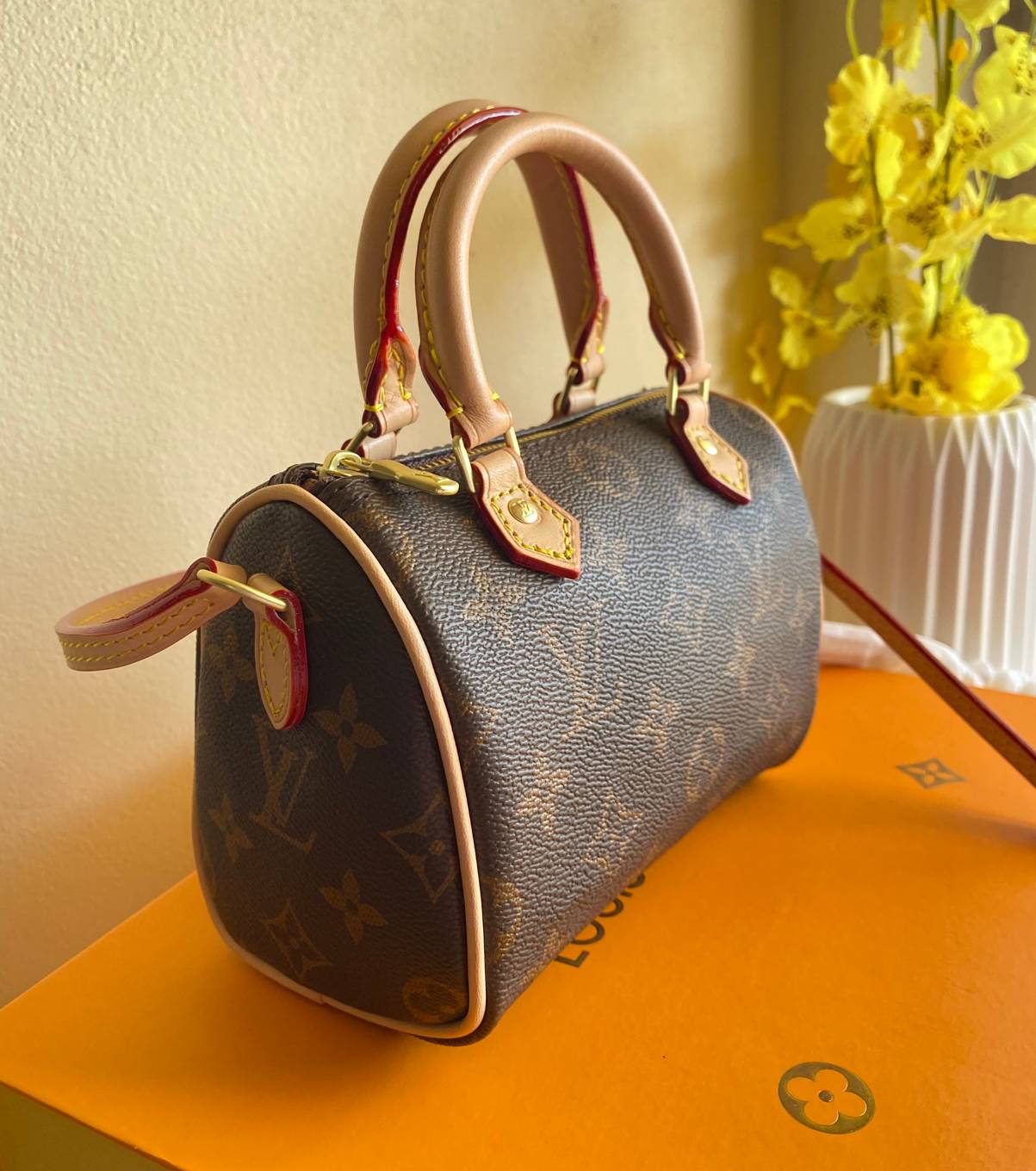 VIP GIFT 】LOUIS VUITTON NANO SPEEDY พร้อมส่งความน่ารักค่ะ! กระเป๋าทรงหมอนไซด์มินิ หนังแกะแท้นิ่มสวยงามค่ะ เปิดปิดกระเป๋าแบบซิป ภายในสามารถใส่มือถือได้ กระเป๋าเงินใบกลางได้ พาสปอร์ตได้ค่ะ