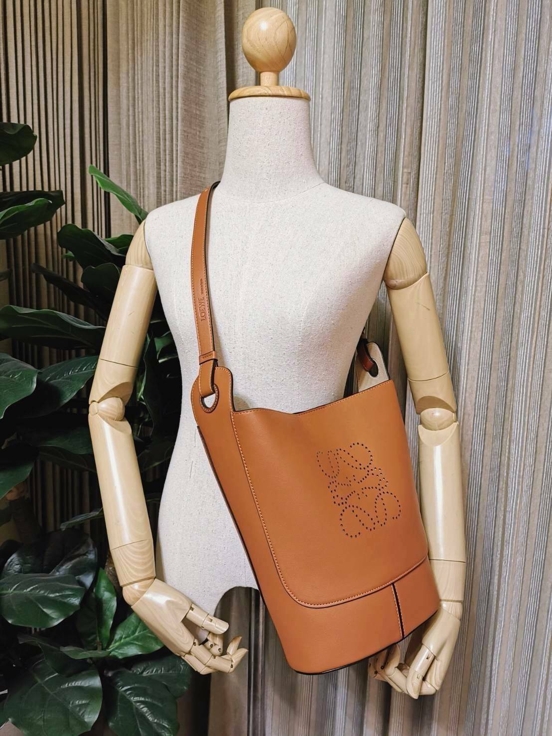 พร้อมส่งความสวย! Super Rare! ห้ามพลาด! LOEWE HOBO LEATHER SHOULDER BAG VIP GIFT WITH PURCHASE (GWP) กระเป๋าหนังแท้พรีเมี่ยมกิ๊ฟ Limited Edition จาก LOEWE PERFUME DUTYFREE รุ่น Rare items วัสดุหนังแท้ Lambskin หนังนิ่มสวยดีไซน์หรูด้านหน้าฉลุโลโก้ Loewe Ana