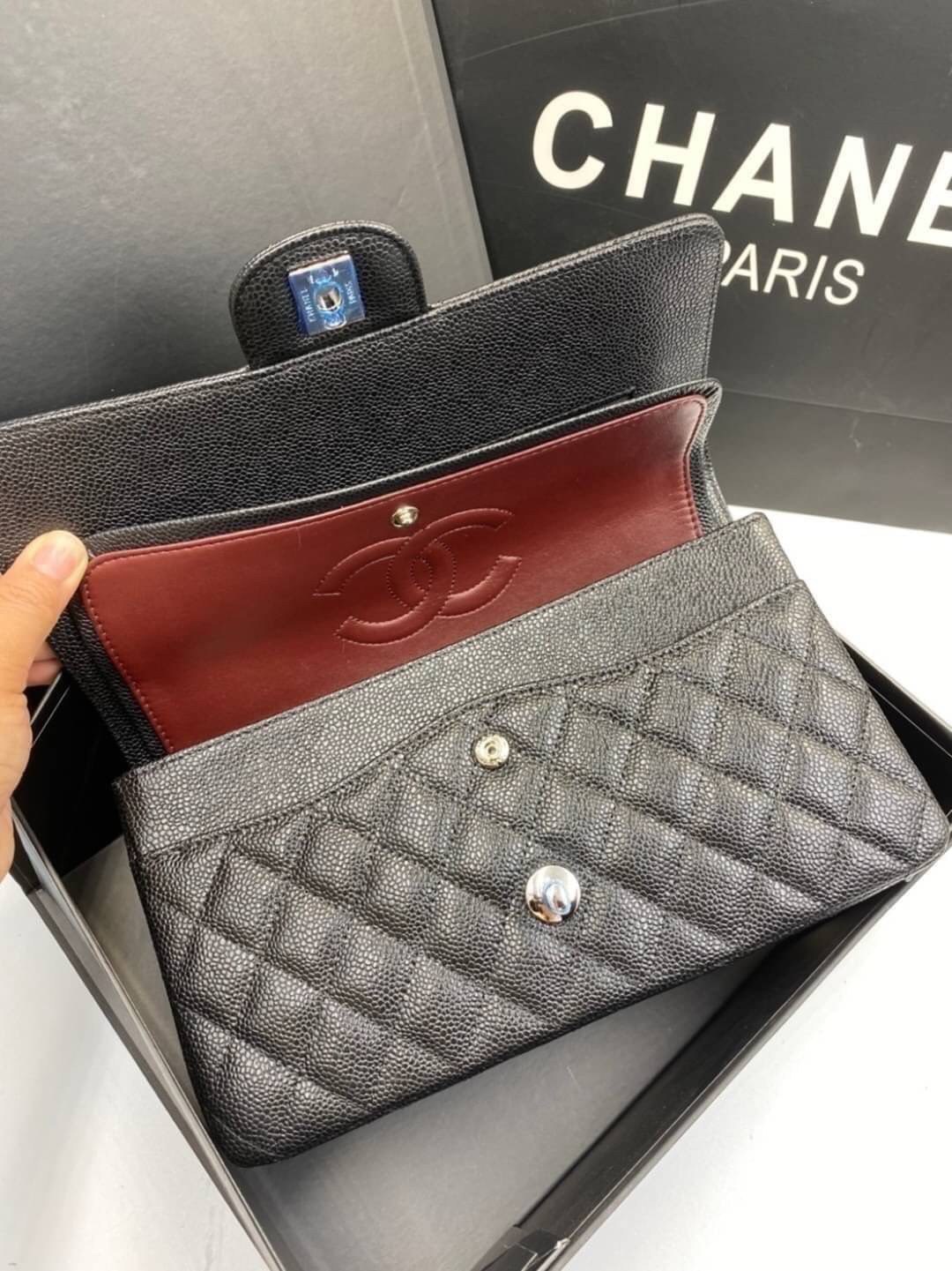 VIP GIFT 】หนังแท้ CHANEL Classic black caviar (อะไหล่เงิน/ทอง) กระเป๋าสะพาย LOOK Cool ใบนี้ ไม่มีถือว่า Out มากๆ ไม่ต้องพูดถึงความสวยเยอะ เพราะยอดขายถล่มทลาย ไม่มีไม่ได้แล้วค่าา