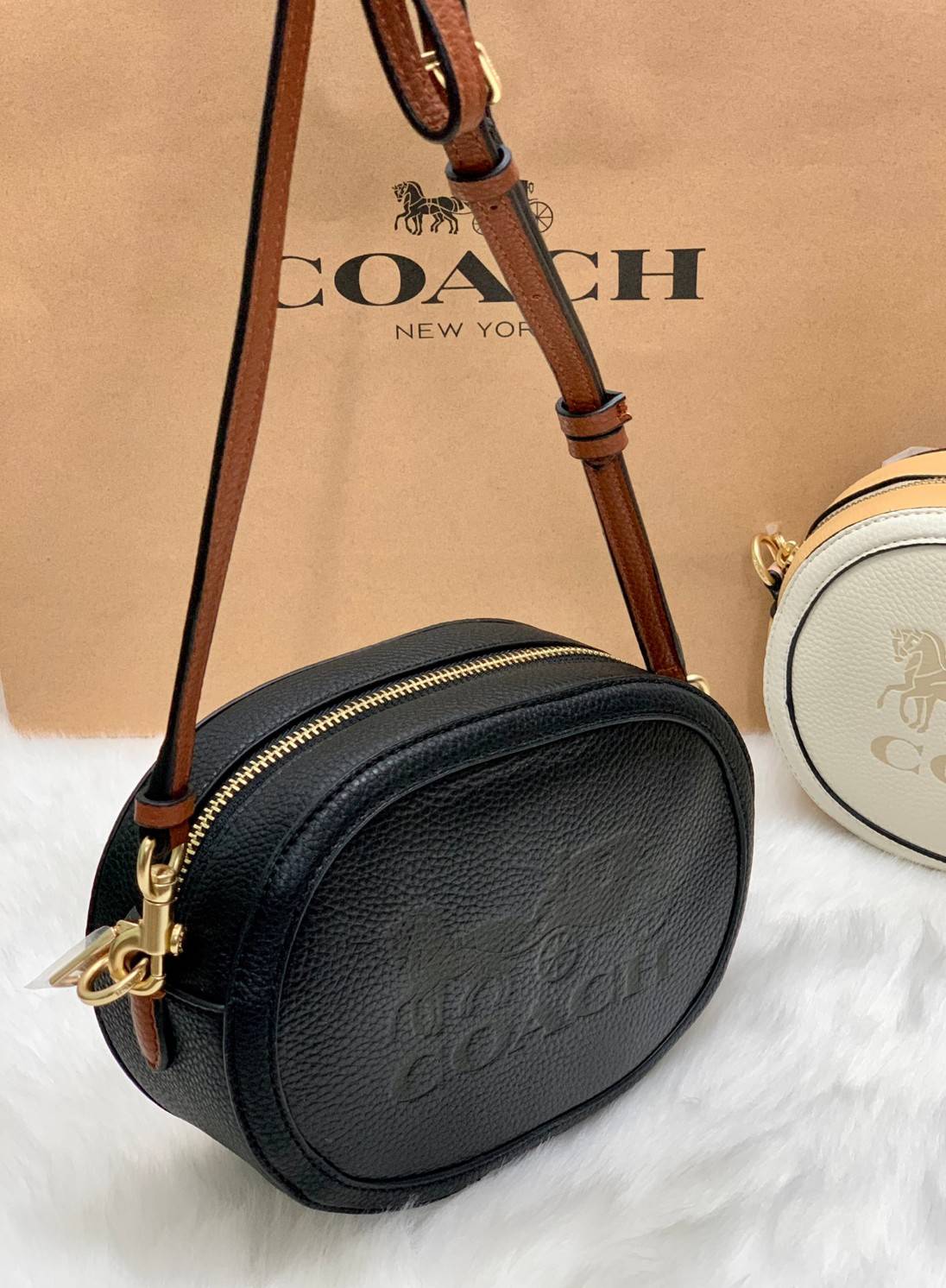 COACH Camera Bag In Colorblock ((C4056//C4156)) พร้อมส่งค่ะ! กระเป๋าทรงกลม ใบน่ารัก ขนาดพอดีลำตัว บวกกับเป็นหนังแท้นิ่มอย่างดี น่าใช้มากๆเลยทีเดียว ด้านหน้ามีโลโก้แบรนด์รถม้า เปิดปิดกระเป๋าแบบซิป ภายในใส่มือถือได้ทุกรุ่น;กระเป๋าเงินใบกลางได้;ของสำคัญจุกจิ