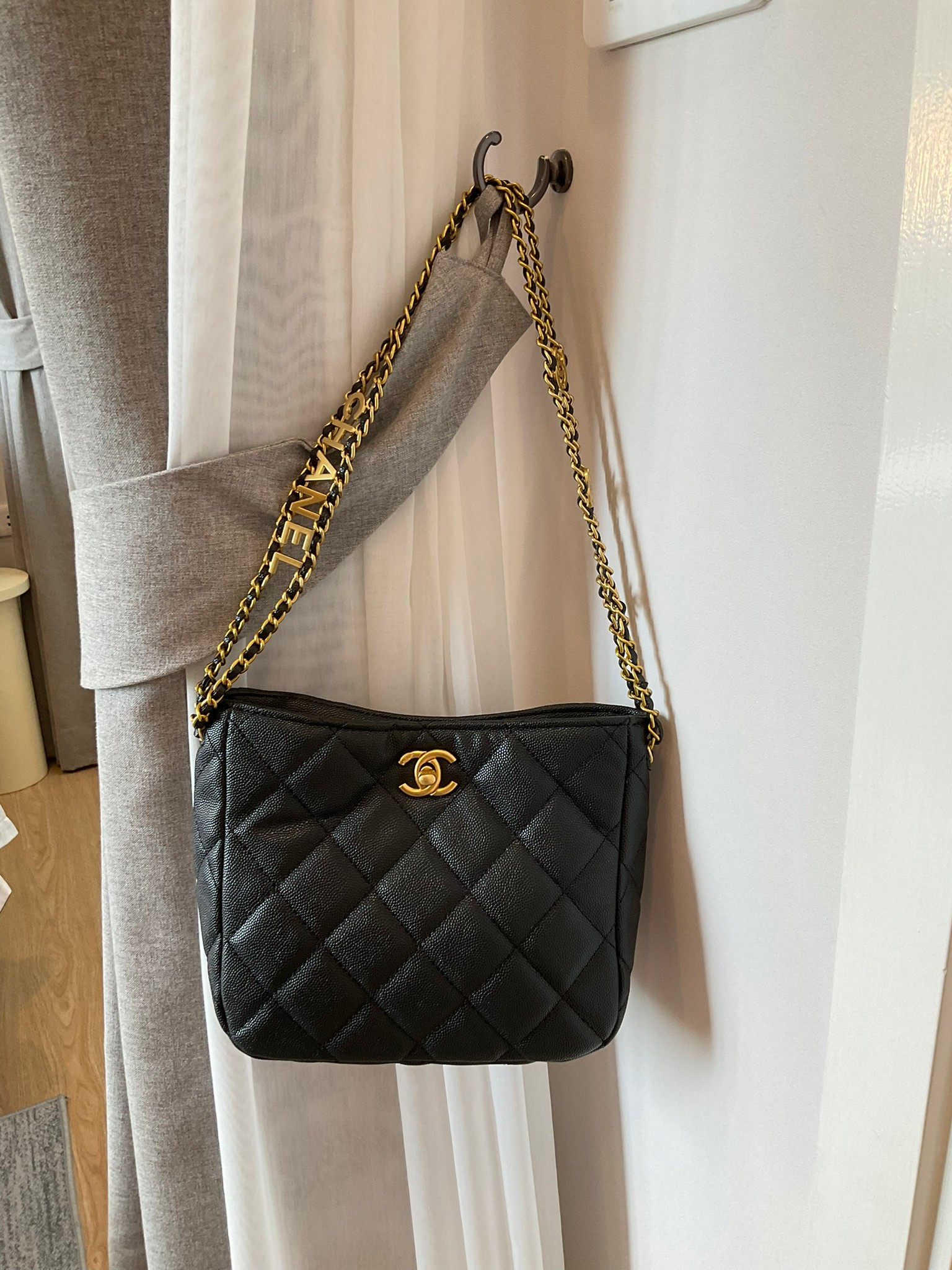 Chanel 22s small hobo bag black caviar / CHANEL VIP GIFT CAVIER BAG กระเป๋าทรงสะพายข้าง ที่กำลังมาแรงมาในตอนนี้ ตัวกระเป๋าเป็นหนังลายคาเวียร์สวยหรูมาก อะไหล่ทองวินเทจทั้งใบ ด้านหน้าประดับโลโก้แบรนด์ เปิดปิดด้วยตัวหมุนล้อค ด้านในใส่กระเป๋าสตางค์ได้ถึงใบยาว