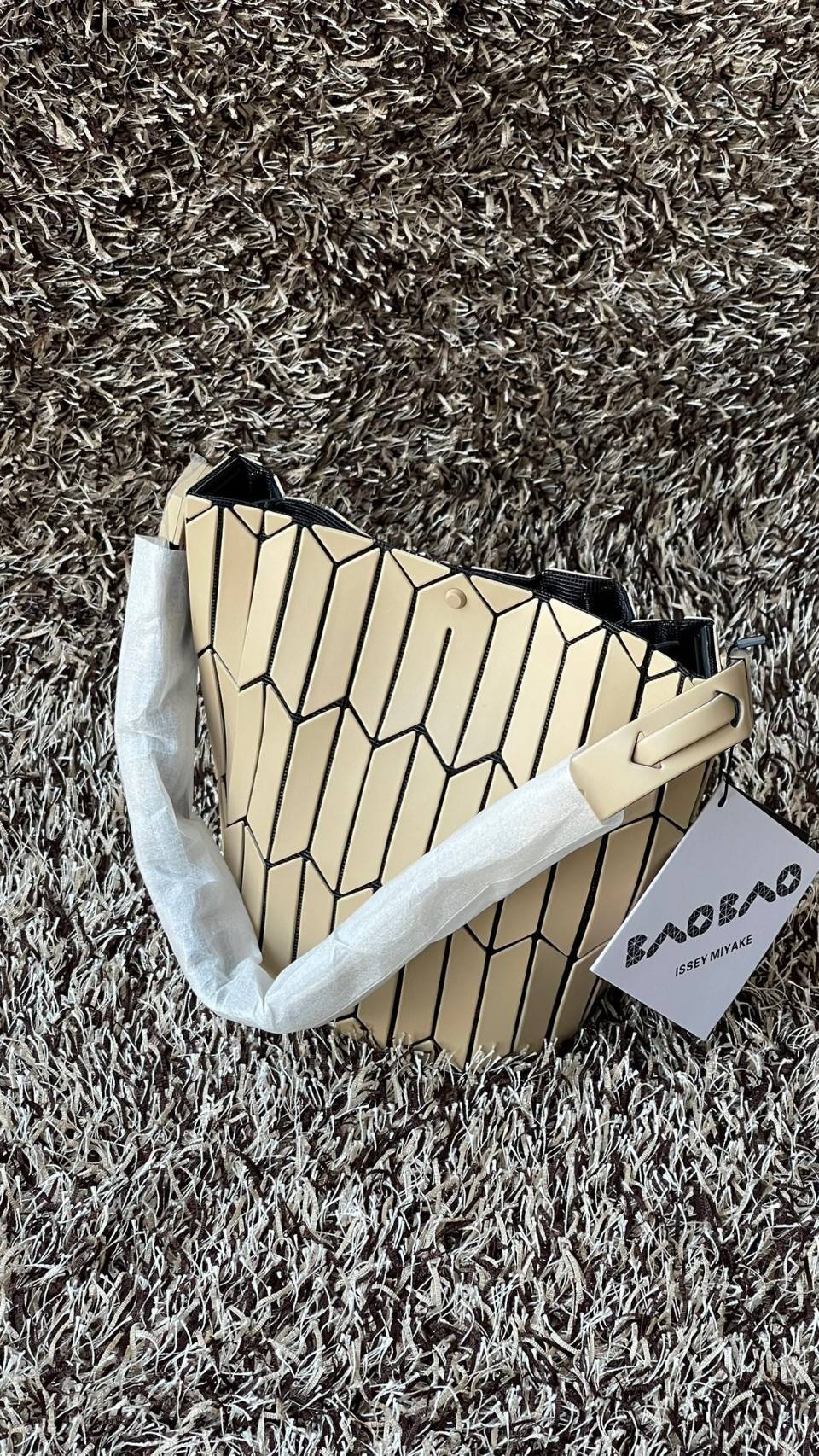 small : BAO BAO ISSEY MIYAKE SMALL BUCKET เป็นกระเป๋าบัคเก็ตขนาดเล็กสามารถใช้ใส่กระเป๋าสตางค์และโทรศัพท์มือถือได้ ซีรีย์ใหม่นี้มีจุดเด่นที่แผ่นรูปทรงสี่เหลี่ยมด้านขนานในแนวตั้ง เกิดเป็นรูปทรงสามมิติ