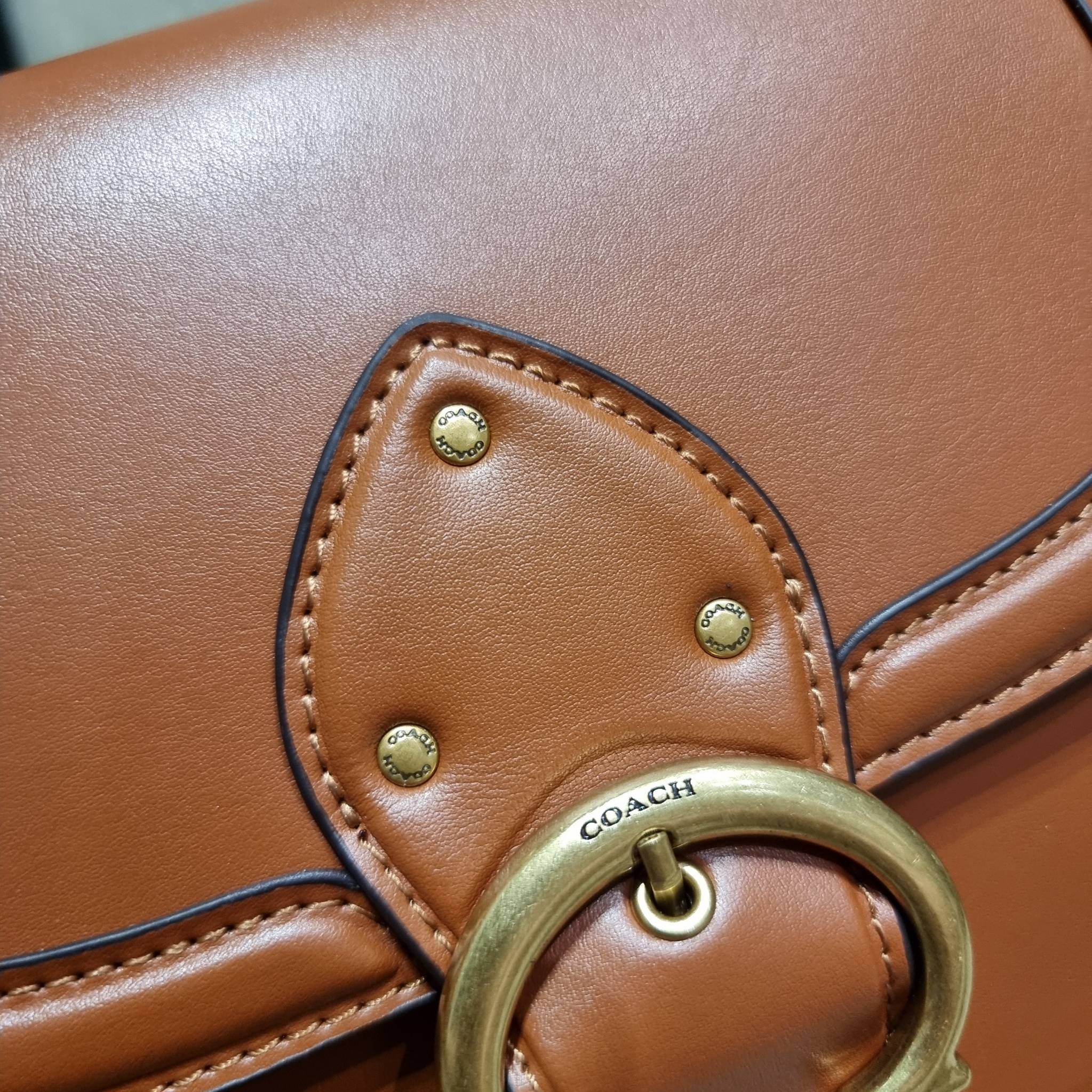 COACH C0749 BEAT SADDLE BAG The best item! ที่สาวๆรอคอย! ฮอตไฟลุก! สีหายาก ละมุนคุณหนู คอลเลคชั่นใหม่ ดีไซน์หรูหรา พิเศษมากๆมาพร้อมสายสะพาย 2 เส้น ใช้คู่กันหรือแยกสะพายก็สวยครบสูตร กระเป๋าสะพายทรง saddle คลาสสิค วัสดุหนัง glove-tanned ทนทาน เปิด-ปิดด้วยกร