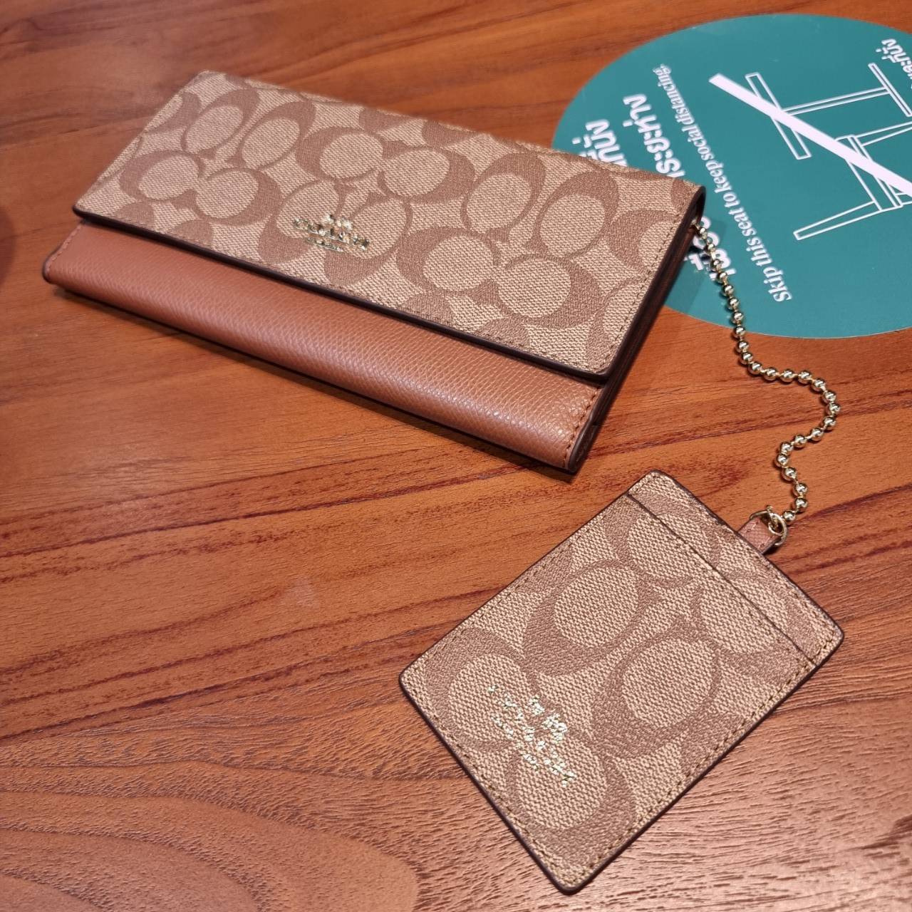 COACH F53763 TRIFOLD WALLET IN SIGNATURE กลับมาแล้วจ้า!! รุ่นขายดี!! 💓 ดีไซน์ใหม่ กระเป๋าสตางค์ใบยาว แถมที่ห้อยใส่บัตรแยกให้ (ถอดออกได้) น่ารักมากๆ ใช้งานง่าย เปิด-ปิดด้วยกระดุม ภายในใส่ธนบัตร ใส่บัตรได้เยอะ ใส่มือถือได้ไปอีก!! จุใจสุดๆ บอกเลยว่าใ