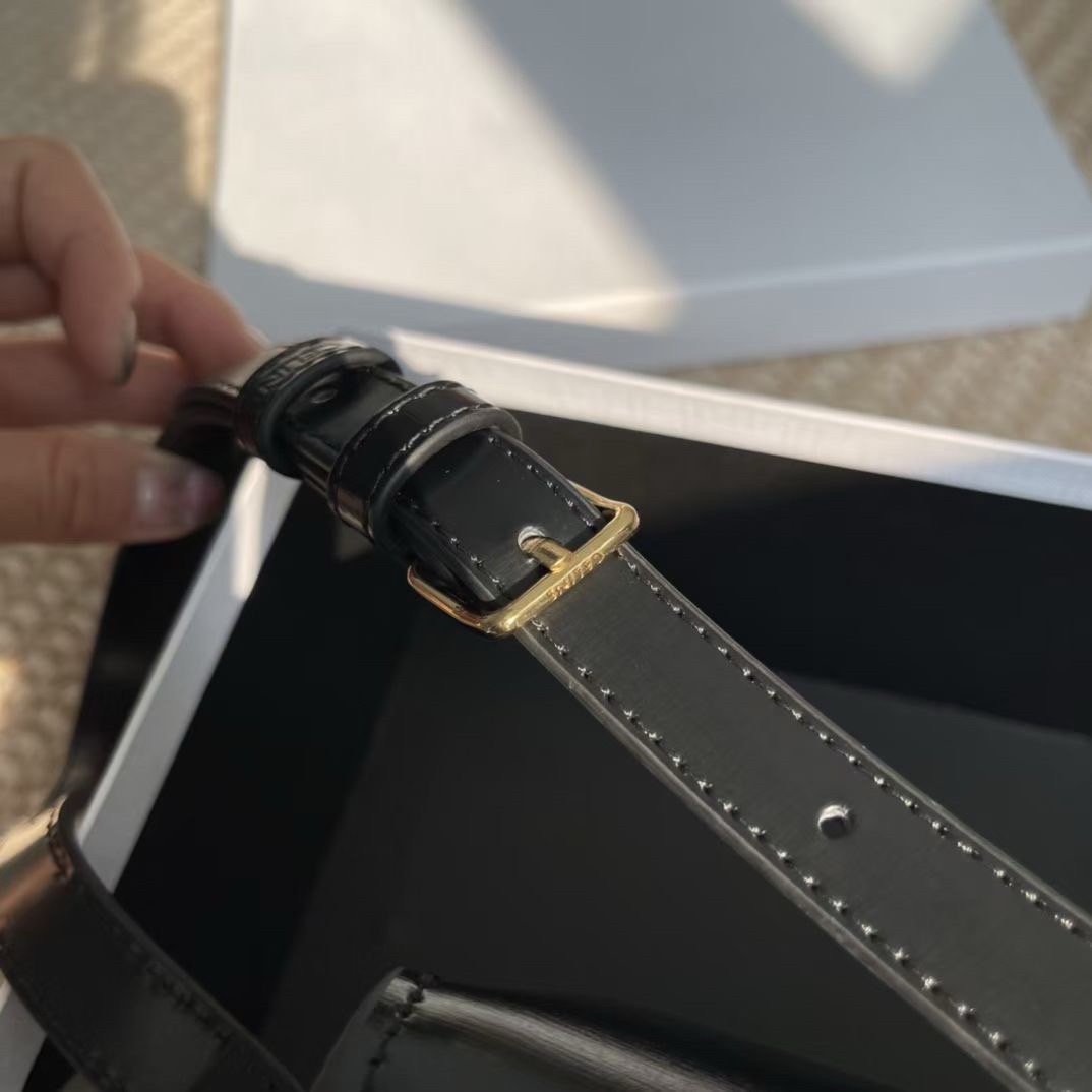 ORI หนังแท้ | CELINE BESACE CLEA IN SHINY LEATHER กระเป๋าสะพายทรงสวย โค้งมนอยู่ทรงพร้อมโลโก้หน้าสีทองสวยหรู Best item ดีไซน์เรียบหรูดูแพง ฮิตสุดในเกาหลี ใช้ได้ทั้งชายหญิง