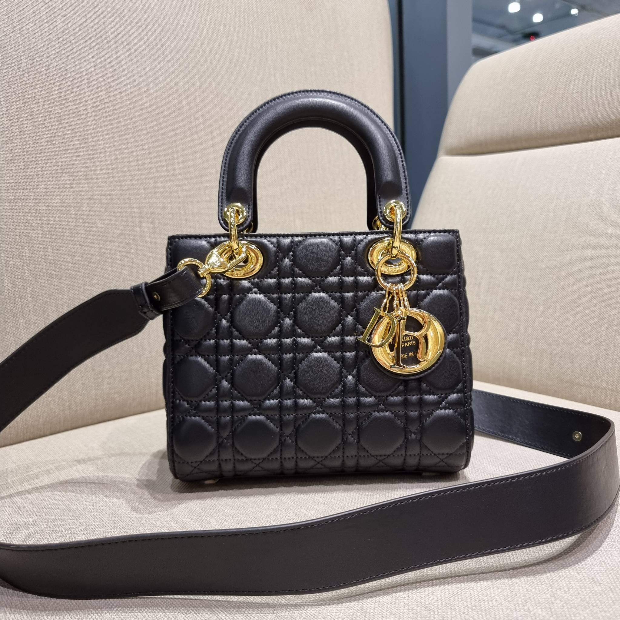 DIOR CD LADY BAG กระเป๋าสะพายข้างพรีเมี่ยมกิ๊ฟสุดฮอต ดีไซน์เรียบง่าย แต่แฝงไปด้วยความหรูหรา ทรงกล่องคลาสสิค โดดเด่นด้วยพวงกุญแจอะไหล่สีทอง วัสดุหนังแท้ มีหูจับในตัวและสายครอสบอดี้สุดเลิศ ที่มาพร้อมอะไหล่ฟอนท์สีทองเรียงร้อยในสายหนัง แต่งเติมดีเทลอัพราคาไปอ