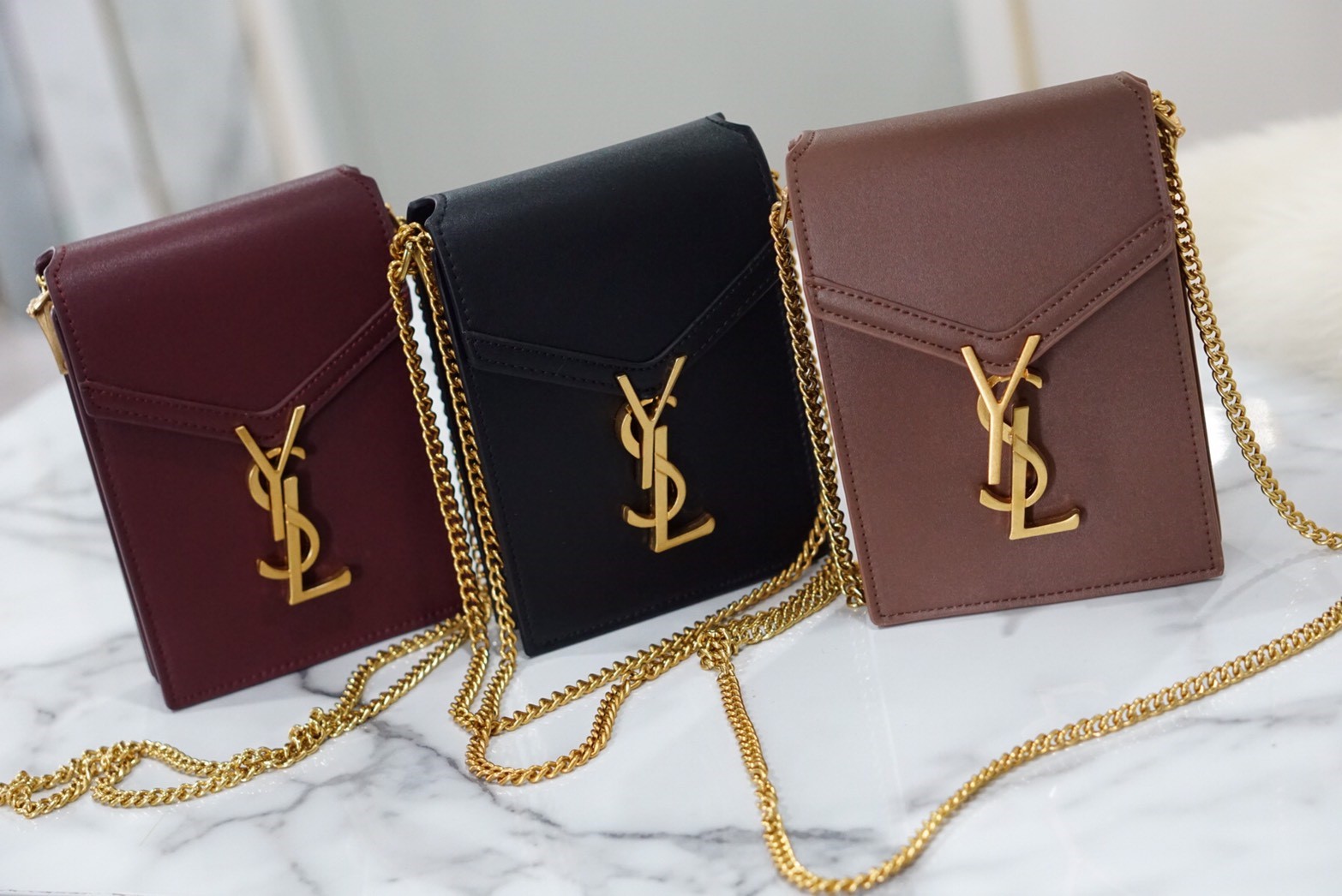 VIP 】YSL SAINT LAURENT CRASSANDA MONOGRAM PHONE BAG 5สี พร้อมส่งที่ไทย ที่นี่ที่เดียว กระเป๋าสะพายครอสบอดี้ขนาดกำลังน่ารักเลยย ทรงสูงใส่โทรศัพท์ได้ทุกรุ่น งานหนังเรียบสวย อะไหล่ทองรมควันหรูมากๆ สะพายดึงได้ทั้งสั้น ยาว ช่องด้านในแบ่งช่อง หยิบของสะดวกค่า ไม