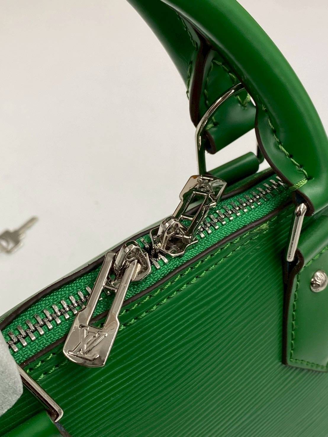 RI หนังแท้ | LV Alma BB bag handbag Epi grained leather กระเป๋าสะพาย/กระเป๋าถือ คลาสสิกเหนือกาลเวลา หนัง Epi มีลวดลายเฉพาะและสีสวยงามทั้งใบ