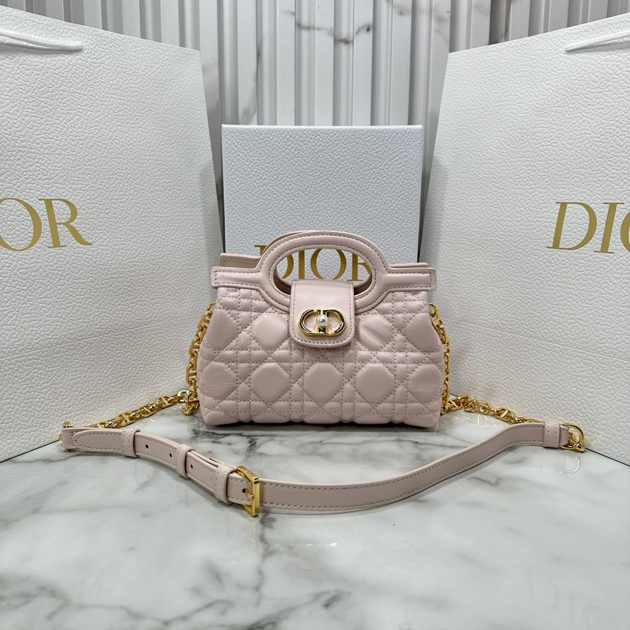 ORI หนังแท้ | Dior Jolie Top Handle Mini Bag กระเป๋าสะพายโจลี่ไซส์มินิหูจับในตัว ดีไซน์หรูหรา โดดเด่นด้วยฝาพับโลหะสีทอง ประดับมุกเรซินสีขาว มาพร้อมสายโซ่มีหนังรองบ่า สะพายไหล่หรือสะพายข้างได้ ทั้งกลางวันและกลางคืน