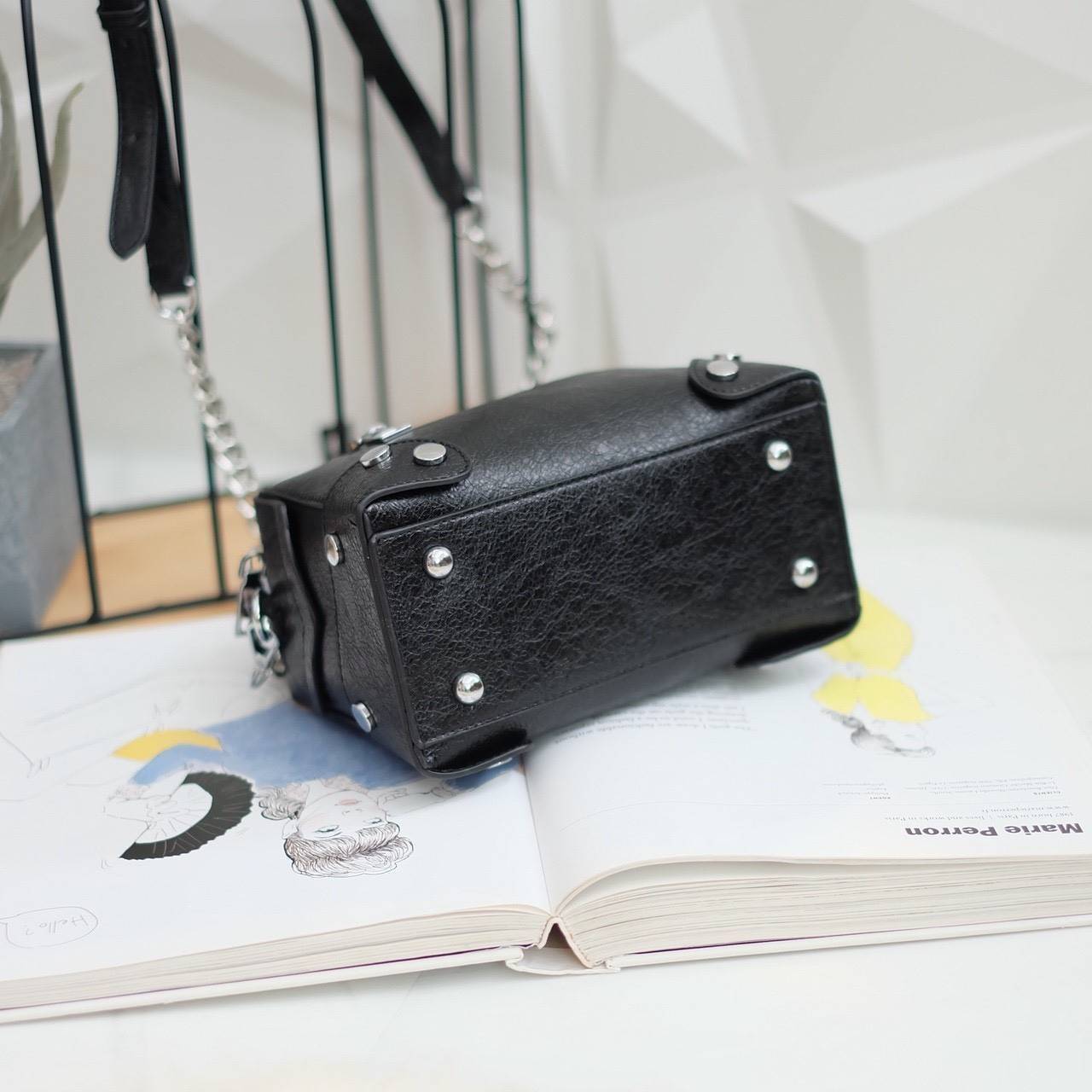 New in KEEP ' Baleny' กระเป๋าทรงหมอนที่ดีไซน์ออกมาสุด Chic สวยแบบไม่จำเจ ขนาดมินิกะลังดี หนัง ลายเอกลักษณ์ ตัดกับอะไหล่เงินได้ ลุคคูลๆ แต่งชุดไหนก้อ แมทช์แน่นอนค่า ปากกระเป๋ามีช่องซิป 2 ด้านแบ่งเก็บของได้สะดวกมากมีซิปปิดอย่างดี หางซิป 2 ทาง รูดใ