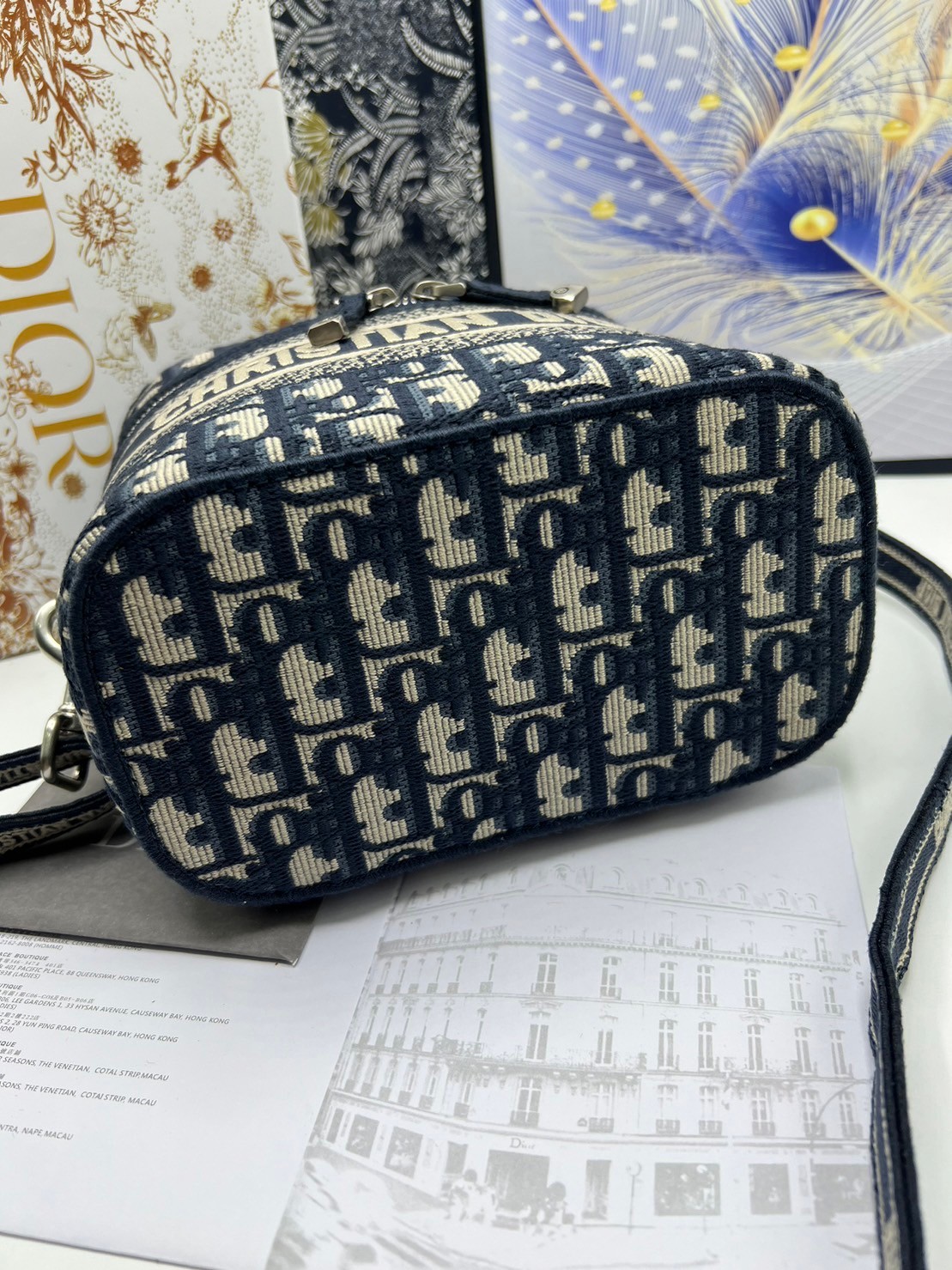 18cm Small DiorTravel Vanity Case กระเป๋าใส่เครื่องสำอาง มาพร้อมกับลวดลาย Oblique ปักอย่างประณีตและประดับด้วยสัญลักษณ์ Christian Dior Paris มาพร้อมสายสะพายและหูจับในตัว ปรับเปลี่ยนใช้งานได้ตามสไตล์