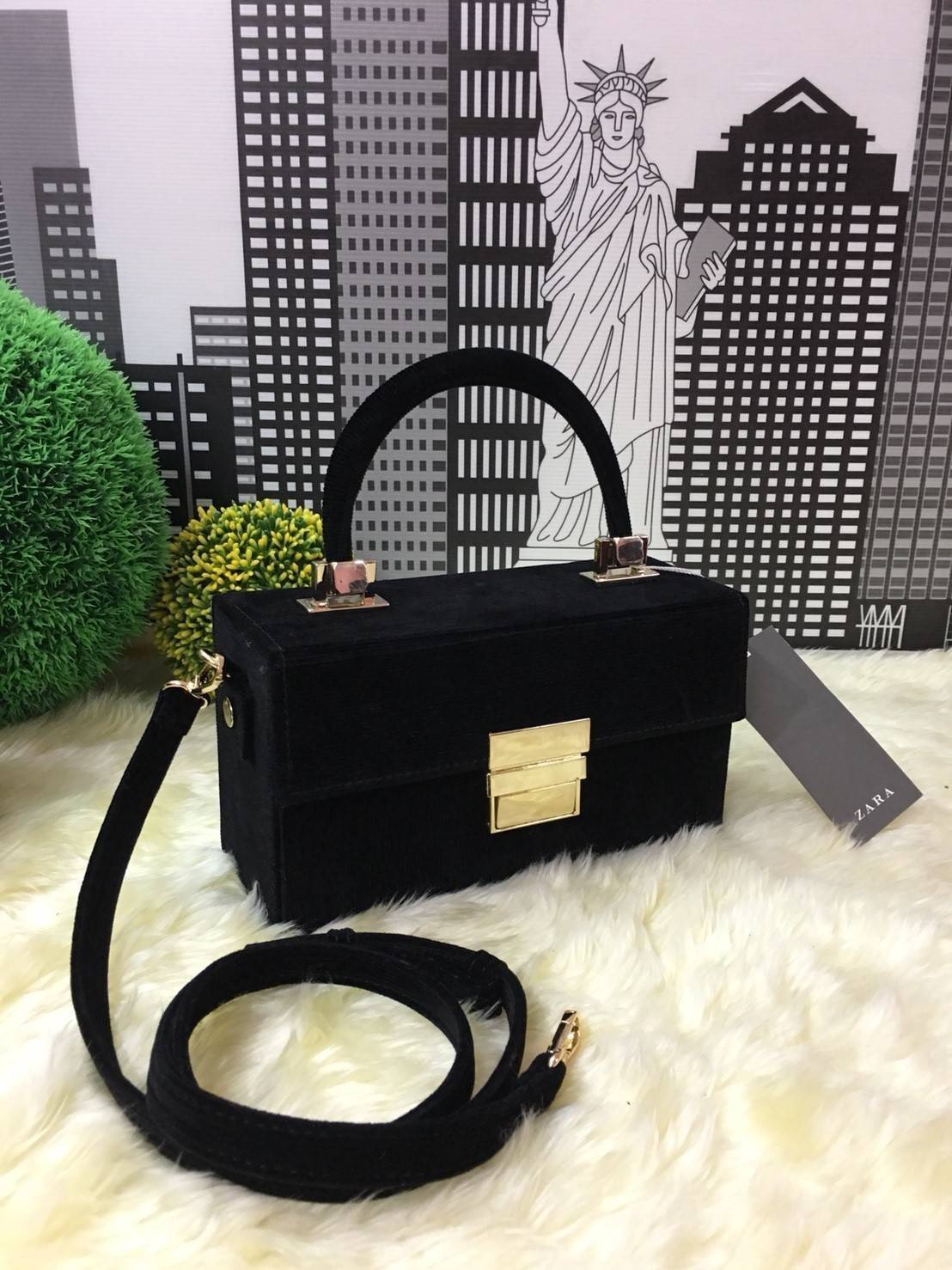 Zara rigid corduroy minaudière 2017 กระเป๋าทรงกล่องมาด้วย top ผ้าลูกฟูกเท่ๆ อะไหล่สีทอง ด้านหน้าตัวล็อค แบบสวมปุ่มล็อค หูพับลงได้ สายสะพายถอดและปรับระดับได้ ด้านในช่องโล่ง สามารถใส่ กระเป๋าเงิน มือถือจุกจิกได้พอสมควร น้ำหนักเบามาก ดีไซน์ไม่เหมือนใครตามสไต