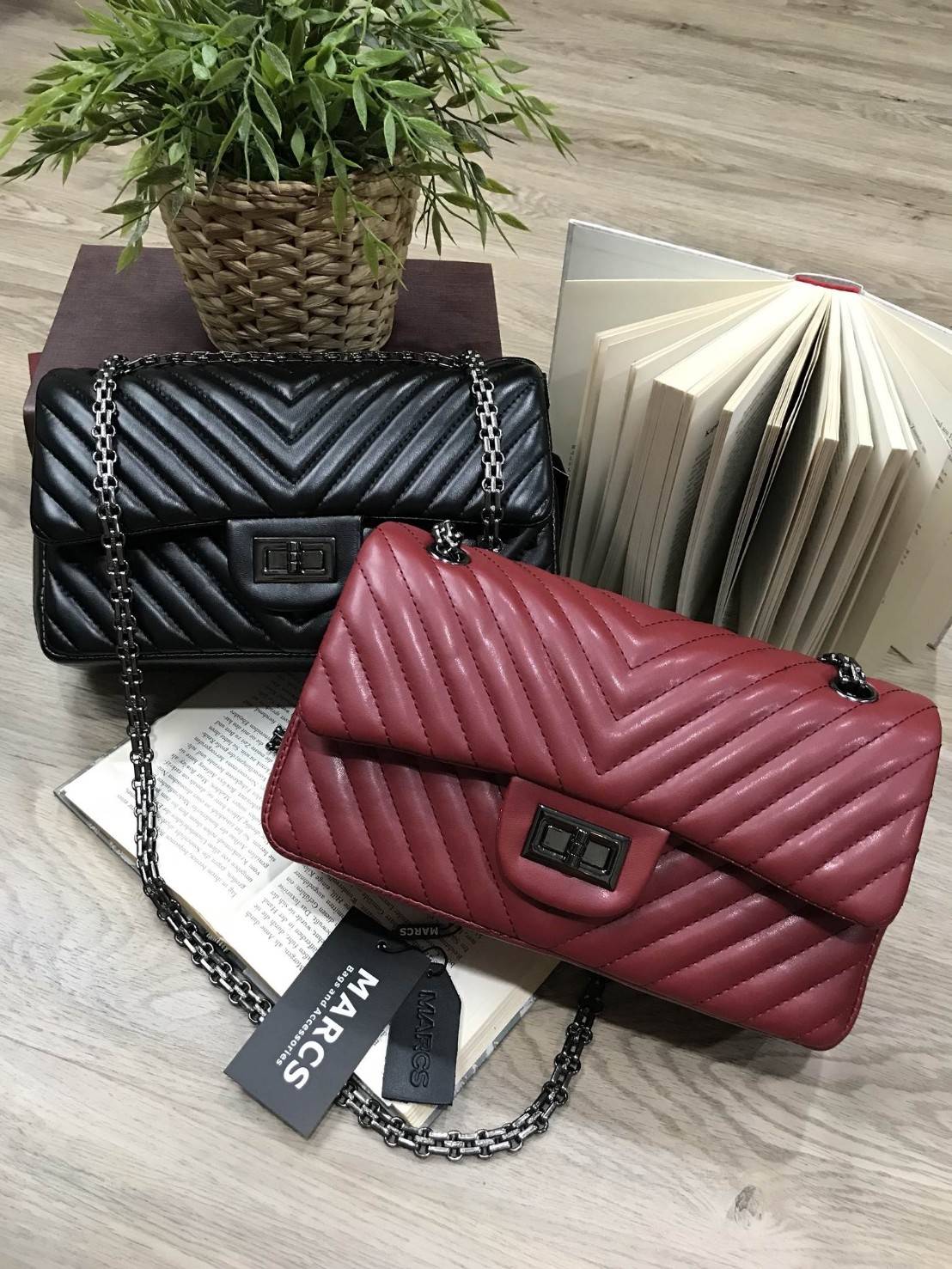 MARCS WOMAN QUILTED CHAIN SHOULD BAG New arrival! กระเป๋าสะพาย วัสดุหนังแกะสังเคราะห์ นิ่มสวย อยู่ทรง ลาย chevron สไตล์ Chanel ขนาดกำลังดี น้ำหนักเบา เปิดปิดด้วยตัวล็อคบิด พร้อมฝาปิดกระดุมแม่เหล็ก ภายในมีหลายช่อง ทั้งบริเวณด้านหน้า และฝาปิด ภายในกว้าง และ