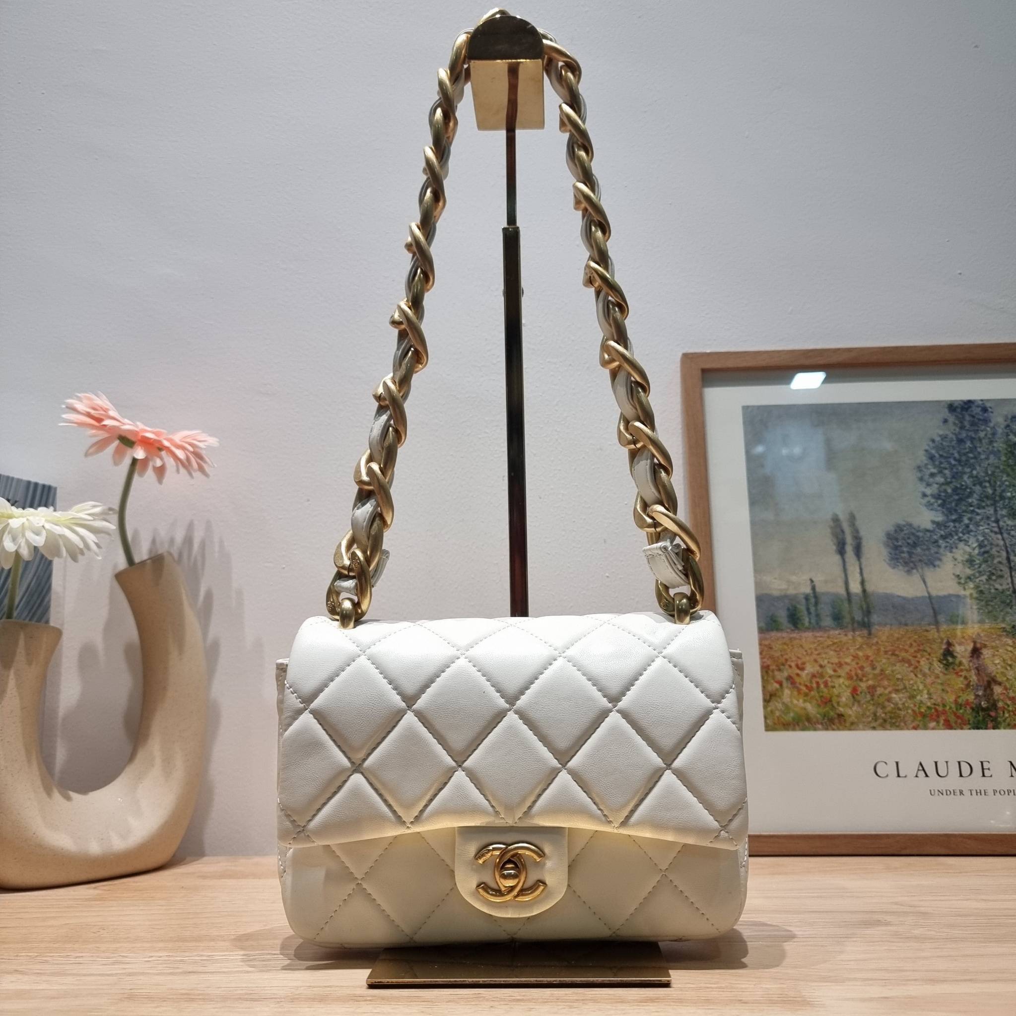Chanel chunky chain bag สวยฟาดย้อนยุคความหรู ในราคาที่จับต้องได้ กับกระเป๋าสะพายไหล่ ไซส์กำลังสวย โดดเด่นด้วยสายสะพายโซ่สลับหนังเส้นใหญ่ ทนทาน ดูแพง