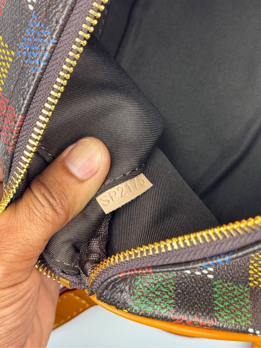 ORI หนังแท้ | LV Keepall Bandoulière 25 Bag กระเป๋าทรงหมอนซิตี้ ดีไซน์ใหม่จาก LV Vers Damier Ebene โดดเด่นที่ลายช่องสี่เหลี่ยมดุจระบายสีด้วยมือพิมพ์ลงบนลายตารางหมากรุก แต่งดีเทลหรูหราผสานอดีตเข้ากับปัจจุบันได้อย่างมีสไตล์