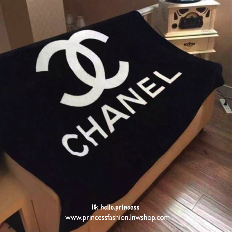 Chanel Blanket ต้อนรับหน้าหนาวนี้!!! กับผ้าห่ม Chanel ขนาดพกพา เนื้อผ้าขนสำลีหนานุ่ม ทูโทนขาวดำคลาสสิก ทรงสี่เหลี่ยมผืนผ้า เนื้อผ้านิ่ม ใช้เป็นผ้าห่มหรือผ้าคลุมเตียง คลุมเบาะก็ได้ค่ะ รีบจับจองกันเลยนะคะ