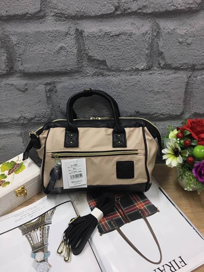 ANELLO NYLON 2 WAY MINI BOSTON BAG 2017 แบรนด์ฮิตติดลมบนในขณะนี้ กับคอลเลคชั่นใหม่เป็นรุ่นทรงShoulder bag วัสดุNYLON สลับกับ Pu น้ำหนักเบา กันน้ำได้ ช่องใหญ่เปิดปิดด้วยซิปคู่ ปากกระเป๋ามีโครงสะดวกใช้ ดูแลรักษาง่าย ตัวจริงน่าใช้ทุกสีเลยคะ เป็นรุ่นใหม่อีกรุ