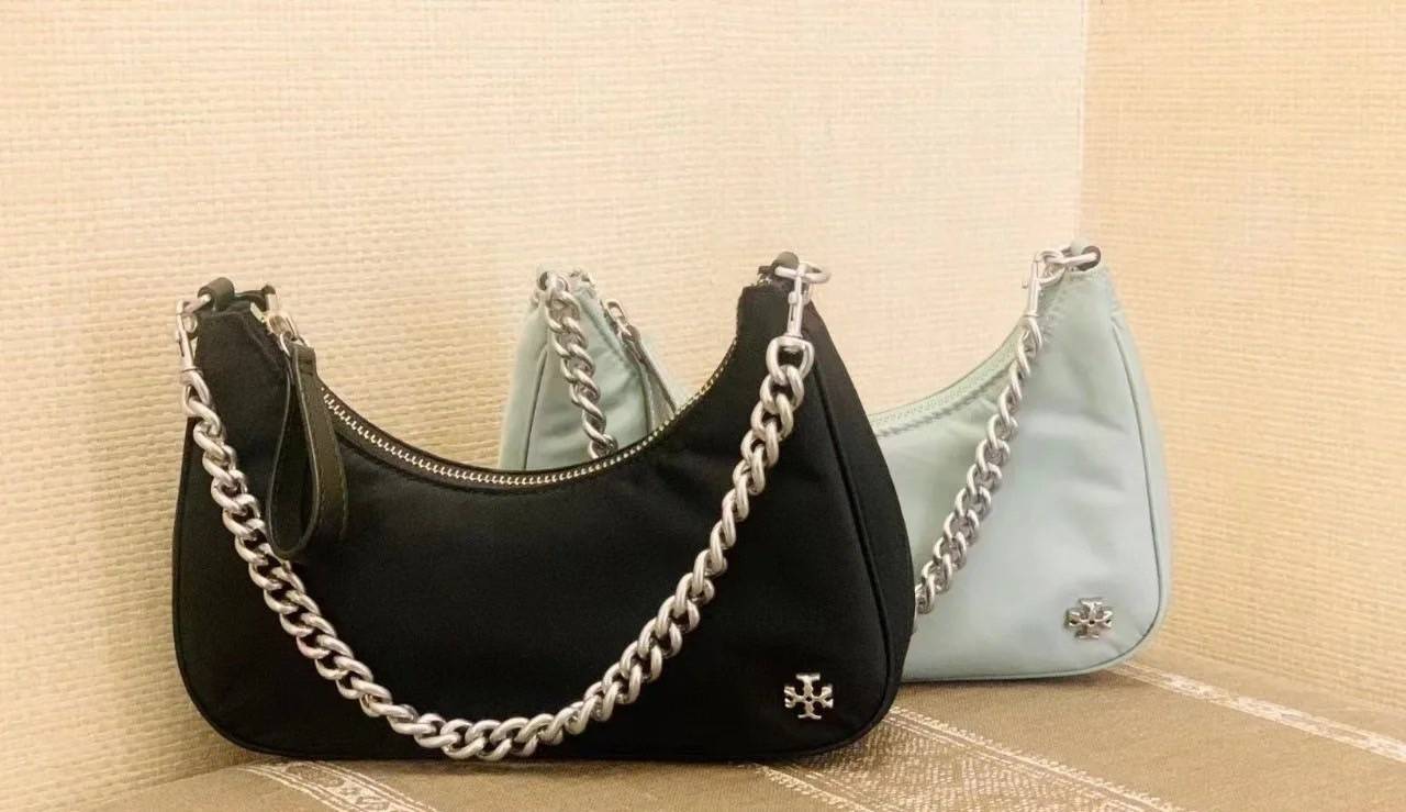 TORY BURCH handbag / TORY BURCH shoulder bag พร้อมส่งที่ไทย Tory Burch 151 Mercer Small Crescent Bag กระเป๋าถือหรือสะพายไหล่ วัสดุNylon อะไหล่เงิน น้ำหนักเบา พกพาสะดวก ใส่โทรศัพท์ iIphone+ ได้ ด้านในโล่งมีช่องเล็กใส่บัตร 2 ช่อง มาพร้อมสายสั้น สายหนัง+สายโ