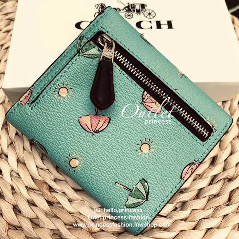 COACH SHOT WALLET BAG กระเป๋าสตางค์ใบสั้น วัสดุหนังแกะสวย ลายน่ารัก ขนาดกำลังดี เปิดปิดกระเป๋าแบบกระดุม ข้างในมีช่องใส่ธนบัตรตามยาวได้ ช่องใส่บัตรต่างๆได้ถึง 9 ใบ พร้อมช่องซิปด้านหลังใส่เหรียญหนึ่งช่องค่ะ เป็นอีกรุ่นที่น่าใช้