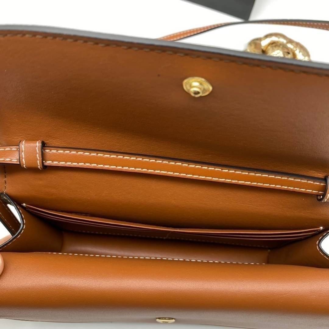 CELINE WALLET ON STRAP / CELINE TRIOMPHE CLUTCH กระเป๋าสะพายข้างใบเล็กสวยคลาสสิค สวยตะโกน งานเป๊ะปัง มีสายสะพายหนังสีน้ำตาล ถอดสายออกเพื่อเป็นกระเป๋าถือทรงคลัชท์เปลี่ยนลุคช์ ลวดลายtriomphe ความเป็นแบรนด์ CELINE ได้อย่างชัดเจน ให้ความรู้สึกที่ดูวินเทจ ที่ส