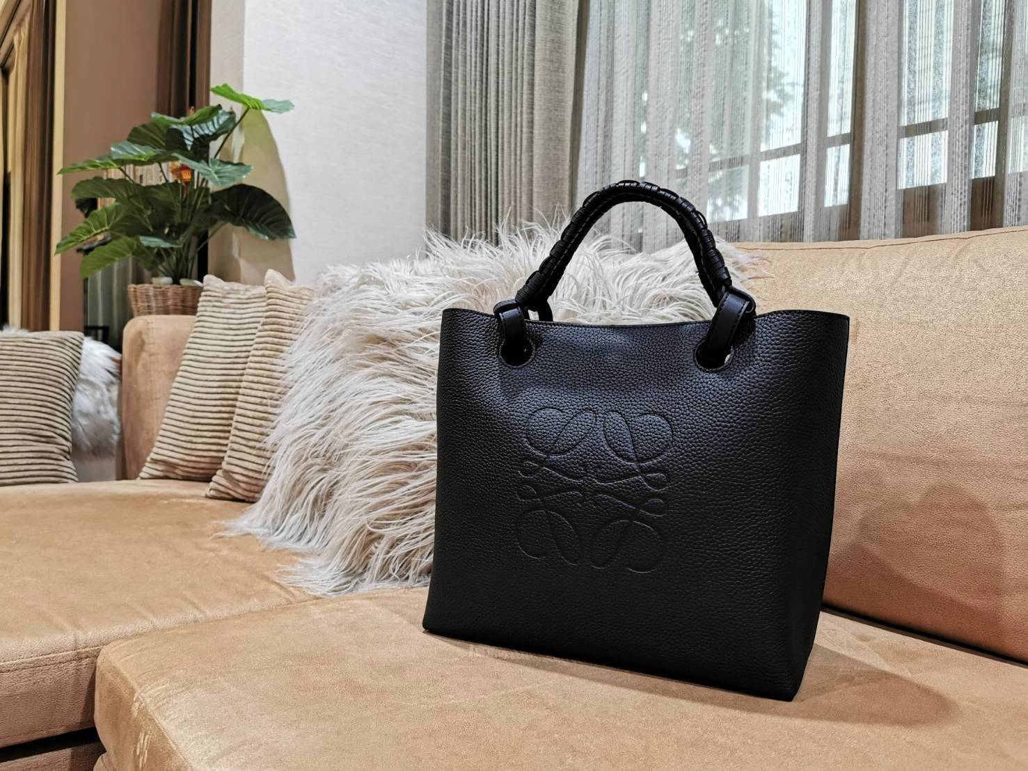 พร้อมส่งความสวย! Super Rare! ห้ามพลาด!✴️ LOEWE HANDLE & SHOULDER BAG VIP GIFT WITH PURCHASE (GWP) กระเป๋าหนังแท้พรีเมี่ยมกิ๊ฟ Limited จาก LOEWE PERFUME DUTYFREE รุ่น Rare items สุดๆวัสดุหนังแท้ Lambskin แบบนิ่มเทคเจอร์สวยดีไซน์สุดหรูคงเอกลักษณ์แบรน