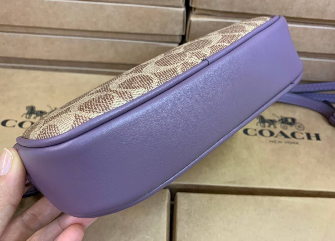 COACH CROSSBODY CLUTCH IN SIGNATURE BAG 💋รุ่นฮิต+สีหายากค่ะ!! กระเป๋าสะพาย+คล้องมือได้ วัสดุหนังแท้ผสมpvcค่ะ มีช่องซิปคู่ ภายในช่องใส่มือถือได้ทุกรุ่น;กระเป๋าเงินใบสั้นได้ ใส่ของจำเป็นสาวๆได้ครบค่ะ มีช่องเสียบบัตร2ช่อง และช่องโล่งให้ใส่ของจุกจิกค่