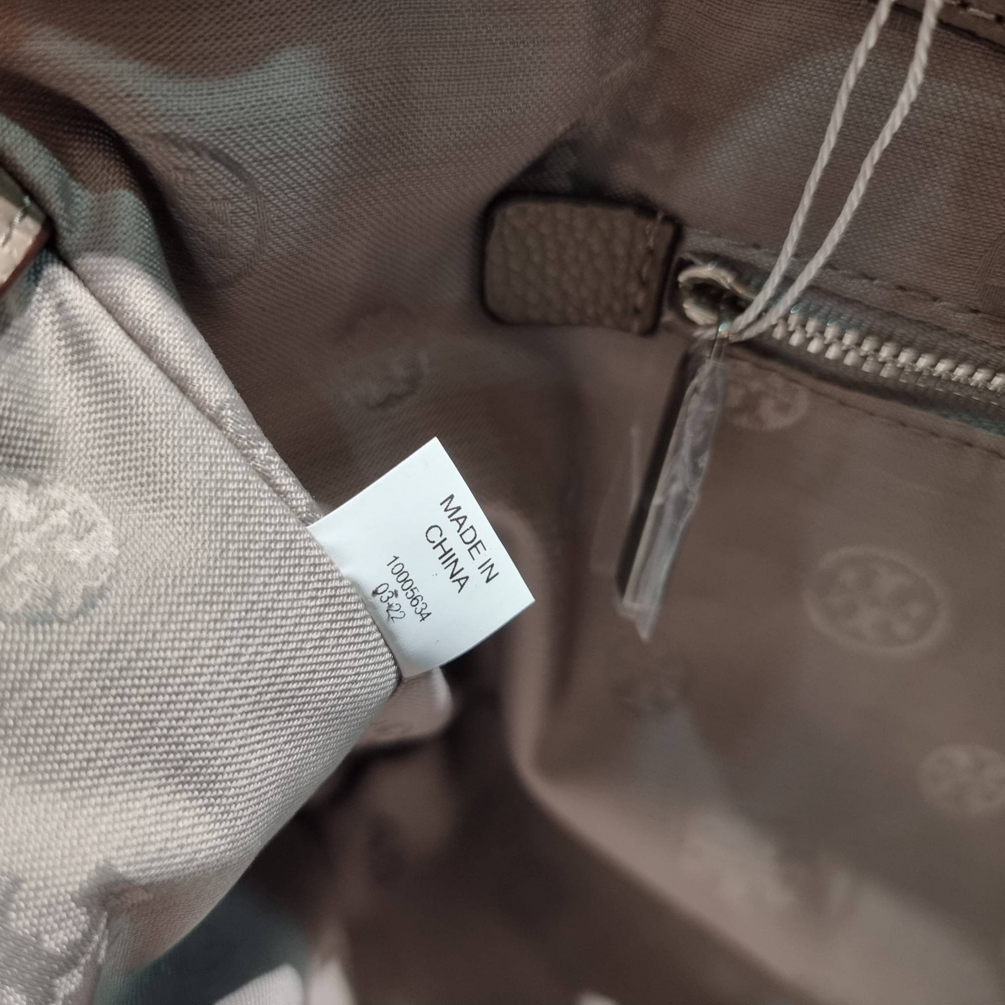 TORY BURCH BRITTEN SMALL SLOUCHY TOTE / TORY TOTE BAG / TORY BAG พร้อมส่ง กระเป๋าสะพายตัวแม่ รุ่น top ที่สวยดูแพง ใช้งานสะดวกมาก ดีไซน์ออกมาได้เรียบหรู ผู้ดี