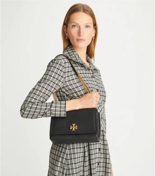 TORY BURCH LIMITED-EDITION SHOULDER BAG รุ่นลิมิเต็ด กับกระเป๋าสะพายไหล่ทรงผู้ดี ที่ผลิตมาในจำนวนจำกัด โดดเด่นด้วยอะไหล่ทองคลาสสิคหรูหรา
