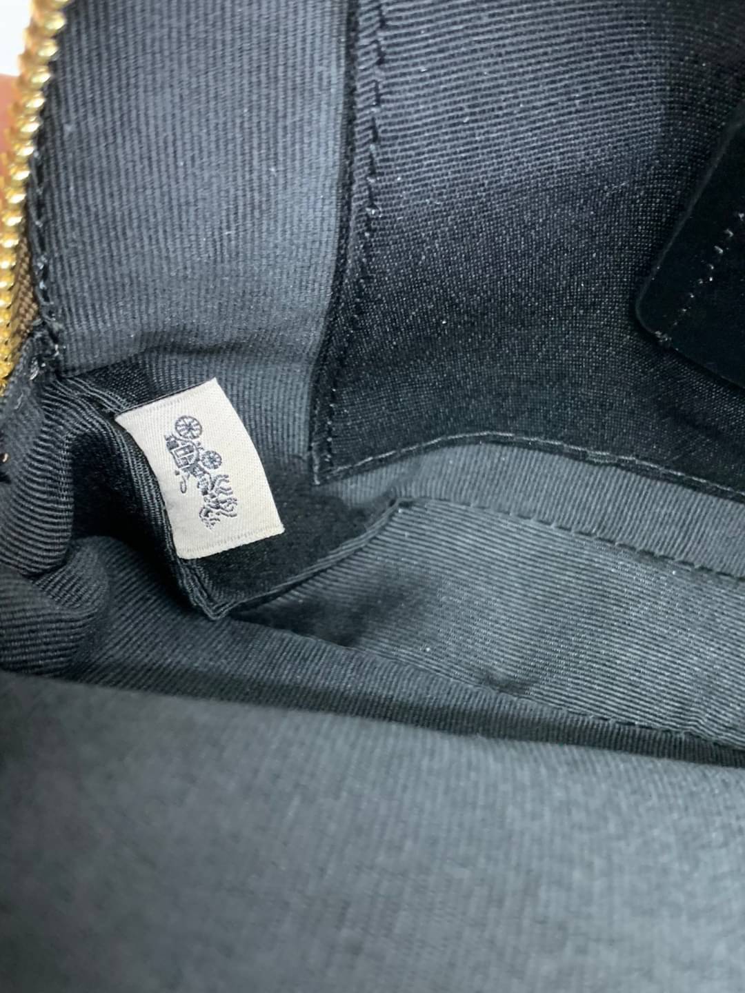 COACH SERENA SATCHEL CROSSBODY BAG กระเป๋าทรงโดมเล็ก น่ารัก แต่ใส่ของได้จุเลยทีเดียว!! มี2ช่องซิปหลัก ช่องค่อนข้างกว้าง สามารถใส่กระเป๋าเงินใบกลางได้;ของจำเป็นอื่นๆได้ครบเลยค่ะ มีช่องเล็กให้ใส่ของจุกจิก ด้านหลังมีช่องเล็กให้อีกช่องค่ะ พร้อมสายยาวถอดออกได้