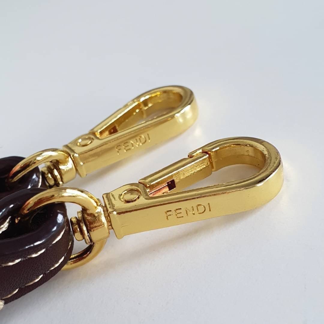 FENDI MINI BAGUETTE BROWN FABRIC BAG วัสดุ CANVAS พิมพ์ลายแบรนด์ *ทรงมินิน่ารัก เปิดปิดด้วยตัวล็อคปั้มลายแบรนด์ พร้อมซิปยาว ภายในมีช่องซิปแยกอีกช่อง สามารถใส่ iphone เงิน ของจุกจิกได้ มาพร้อมสายสะพาย2แบบ ถอดปรับได้ อะไหล่ปั้มแบรนด์สีทอง Rare items เด็ดๆแบ