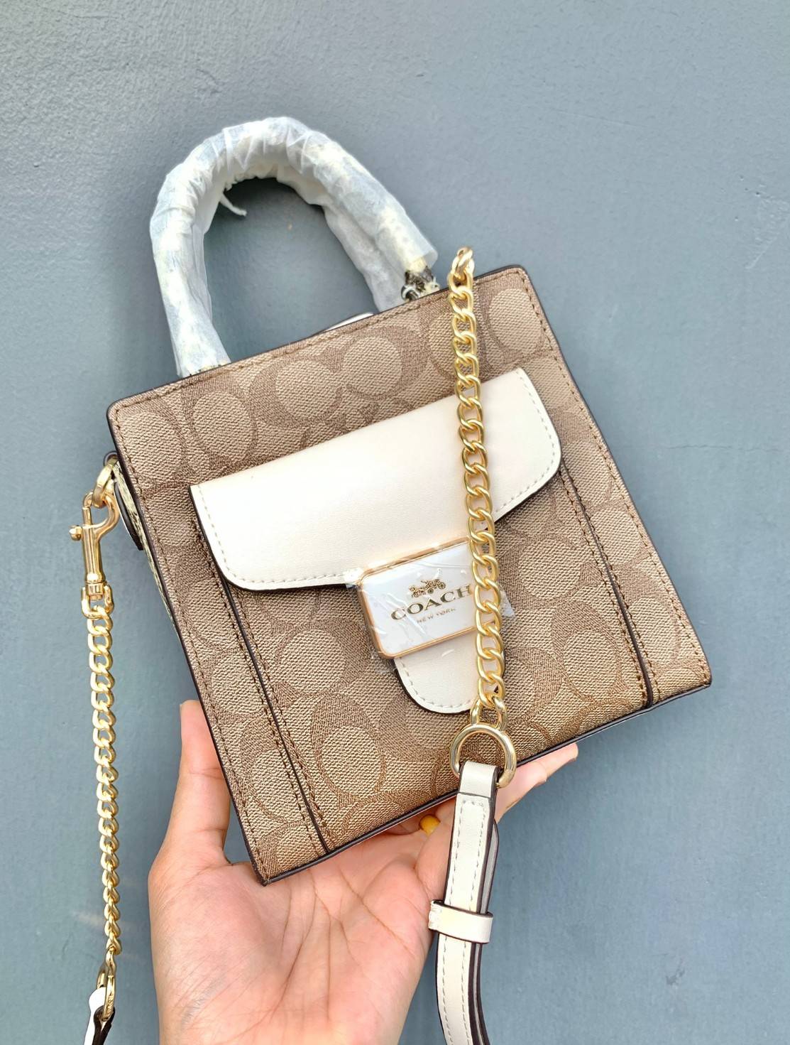 น้องเข้าใหม่ ไม่มีไม่ได้แล้ว ต้องรับไปดูแลเลยค่าา❤️ COACH MINI PEPPER CROSSBODY IN SIGNATURE ((C7227)) 📣พร้อมส่งที่ น้องใหม่ล่าสุดค่าา! กระเป๋าสะพายครอสบอดี้ร์ หรือหิ้วออกงานก็สวยไม่น้อยทีเดียวค่ะ หนังแท้นิ่มสวย หูหิ้วและด้านข้างกระเป๋าทำลา