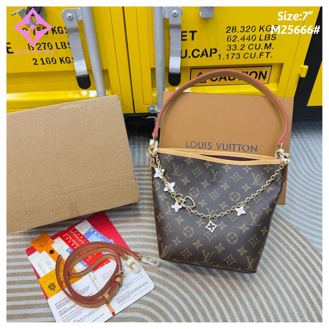 LV Bucket Shoulder Bag Monogram Canvas กระเป๋าสะพายทรงบัคเก็ต แต่งอะไหล่โซ่ทองพร้อมตัวห้อยสุดไอคอนิกยกระดับความหรูหรา คุ้มแบบไม่มีเบื่อ ดีไซน์คลาสสิคคงความเอกลักษณ์ ขนาดกำลังน่าใช้มากๆ