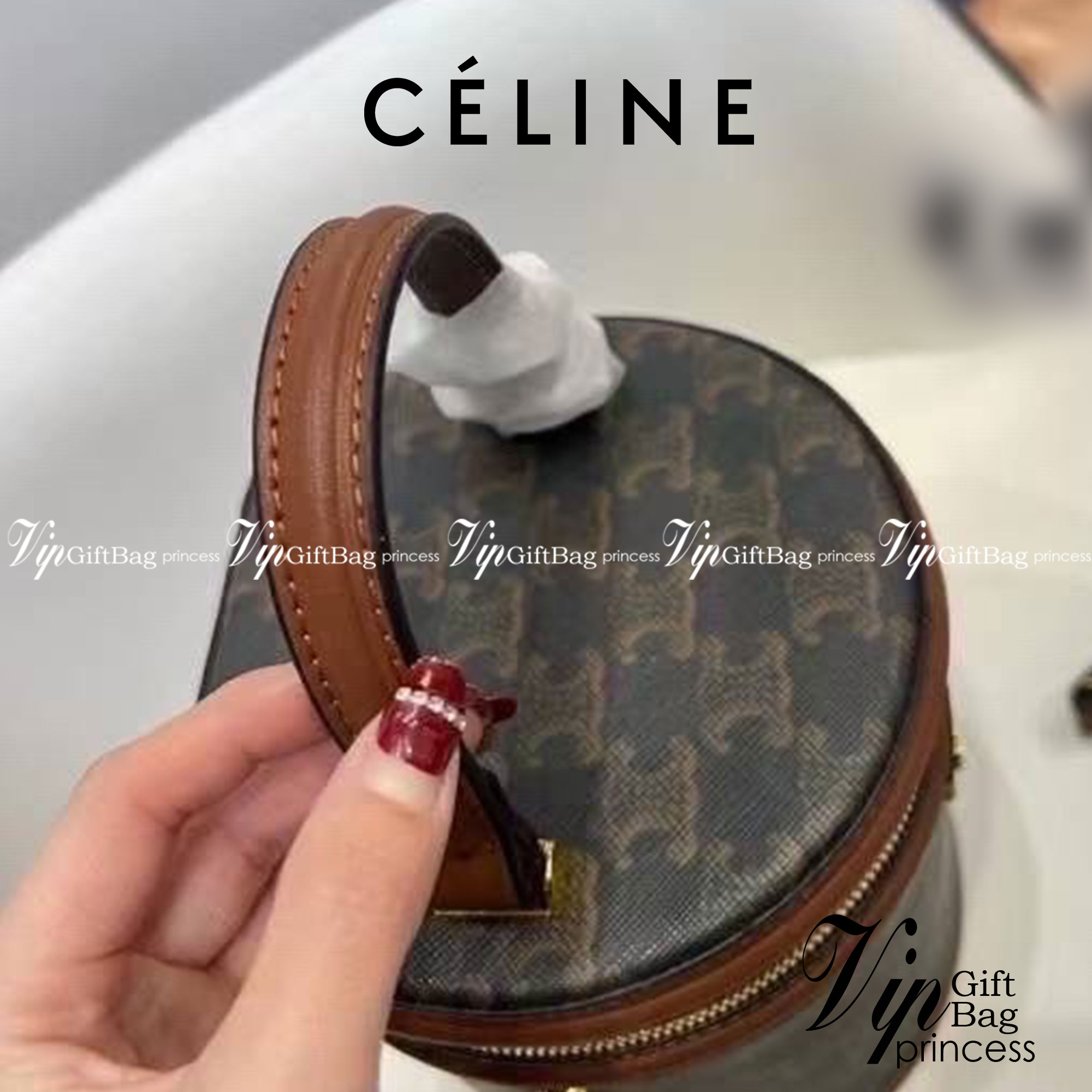 Celine Bucket Bag Canvas สำหรับ Collection กระเป๋าทรงบัคเก็ตสะดุดตาดีไซน์สวยงาม ซิปรอบหูจับแข็งแรง สะท้อนความวินเทจผสมผสานดีไซน์กระเป๋าที่ทันสมัย ตอบโจทย์สาวหัวสมัยใหม่ที่เบื่อ ลายแคนวาสสวยชัด การตัดเย็บประณีต มาพร้อมสายสะพายยาว อะไหล่สีทอง ใครมองหากระเป๋
