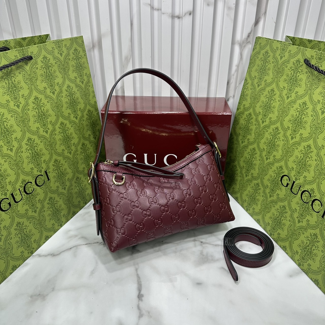 ORI หนังแท้ | Gucci GG Emblem small shoulder bag กระเป๋าสะพายทรงพอช ถือ/คล้องไหล่เก๋ๆหรือสะพายข้างได้ ทรงสวยคลาสสิค มีอะไหล่ห่วงสำหรับห้อยพวงกุญแจได้ เป็นไอเท็มต้องมีและยกเป็น everyday bag ได้เลย