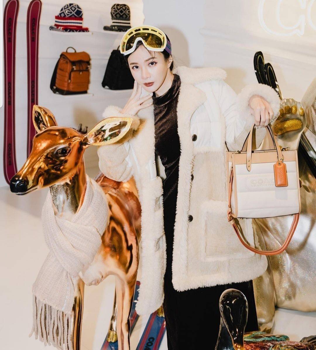 COACH CASUAL STYLE STREET STYLE 2WAY PLAIN LEATHER ELEGANT STYLE (C6958 C6852) 🌺 ที่สุด! ของที่สุด!! กระเป๋าถือ กระเป๋าสะพายรูปทรงสุดฮิต สุดคลาสสิค รุ่น UNISEX ที่ชิคๆ สบายๆ ได้ทั้งชายและหญิง// วัสดุหนังแท้ทั้งใบ ตัดเย็บด้วยหนังเนื้อนุ่มพิเศษ หนา 