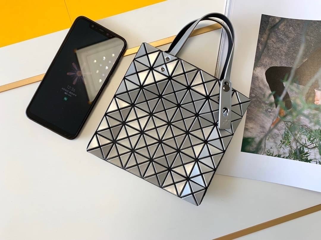 BAOBAO ISSEY MIYAKE 6x6 BLOCK TOTE BAG กระเป๋าถือทรง shopping โท้ท ลายตาราง บล็อคสี่เหลี่ยมสามเหลี่ยม ภาพสินค้าถ่ายจากงานขายจริง ใช้งานต่างประเทศได้ค่ะ