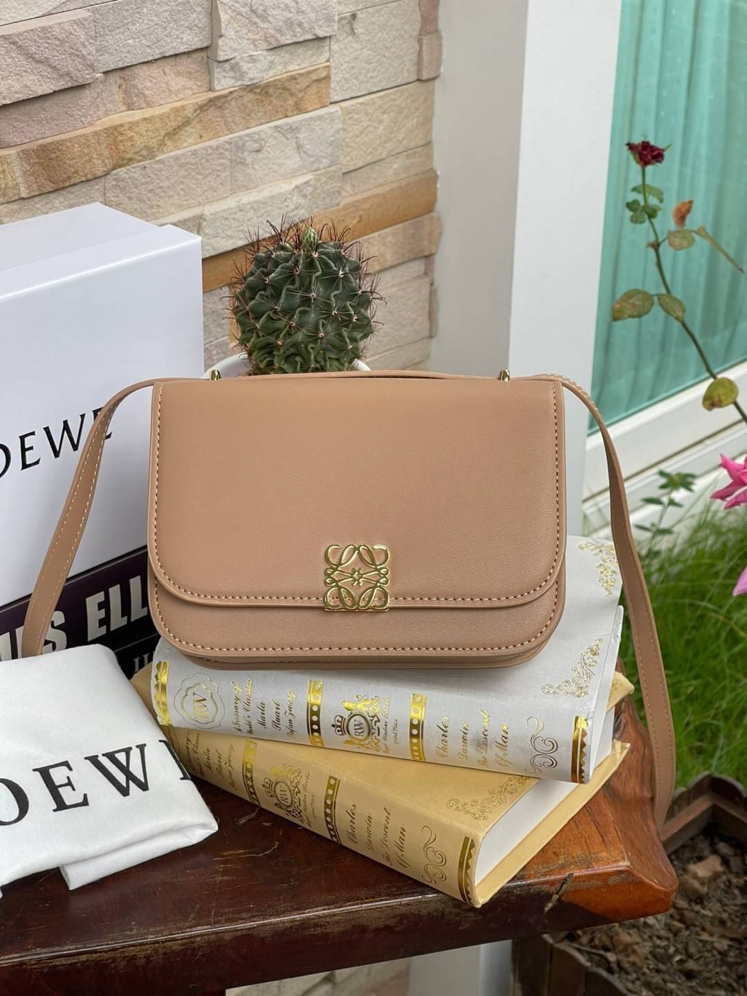 small : LOEWE Goya anagram small leather shoulder bag มาทำความรู้จักทุกดีเทลของ กระเป๋า GOYA ไอเท็มใบใหม่ล่าสุดจาก Loewe ด้วยรูปทรงกล่องอันคลาสสิกที่มาพร้อมรายละเอียดอันน่าค้นหา ด้วยรูปทรงบ็อกสุดคลาสสิก พร้อมโครงสร้างที่กะทัดรัดเปี่ยมไปด้วยสเน่ห์น่าค้นหา 