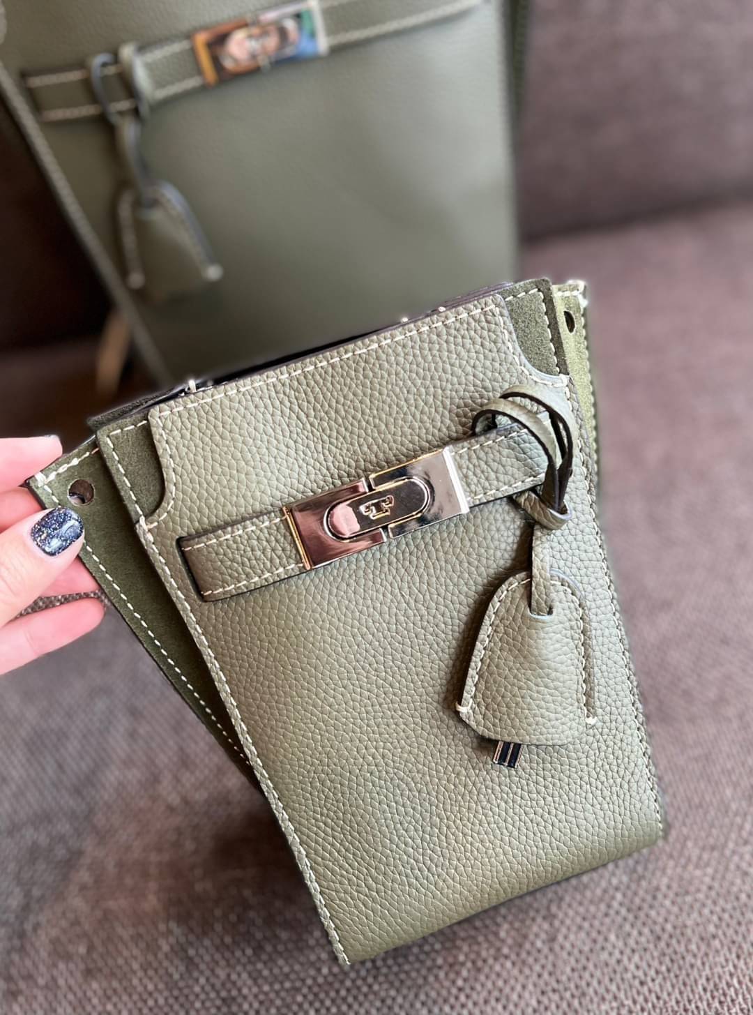 small TORY BURCH LEE RADZIWILL PEBBIED BAG ((139016)) แต่ใส่ได้จุ ขนาดพอดีลำตัว สวยมากๆค่ะ! ลุคหรูดูดีมากๆ กับกระเป๋าสะพายข้างจากTB รุ่นเล็ก