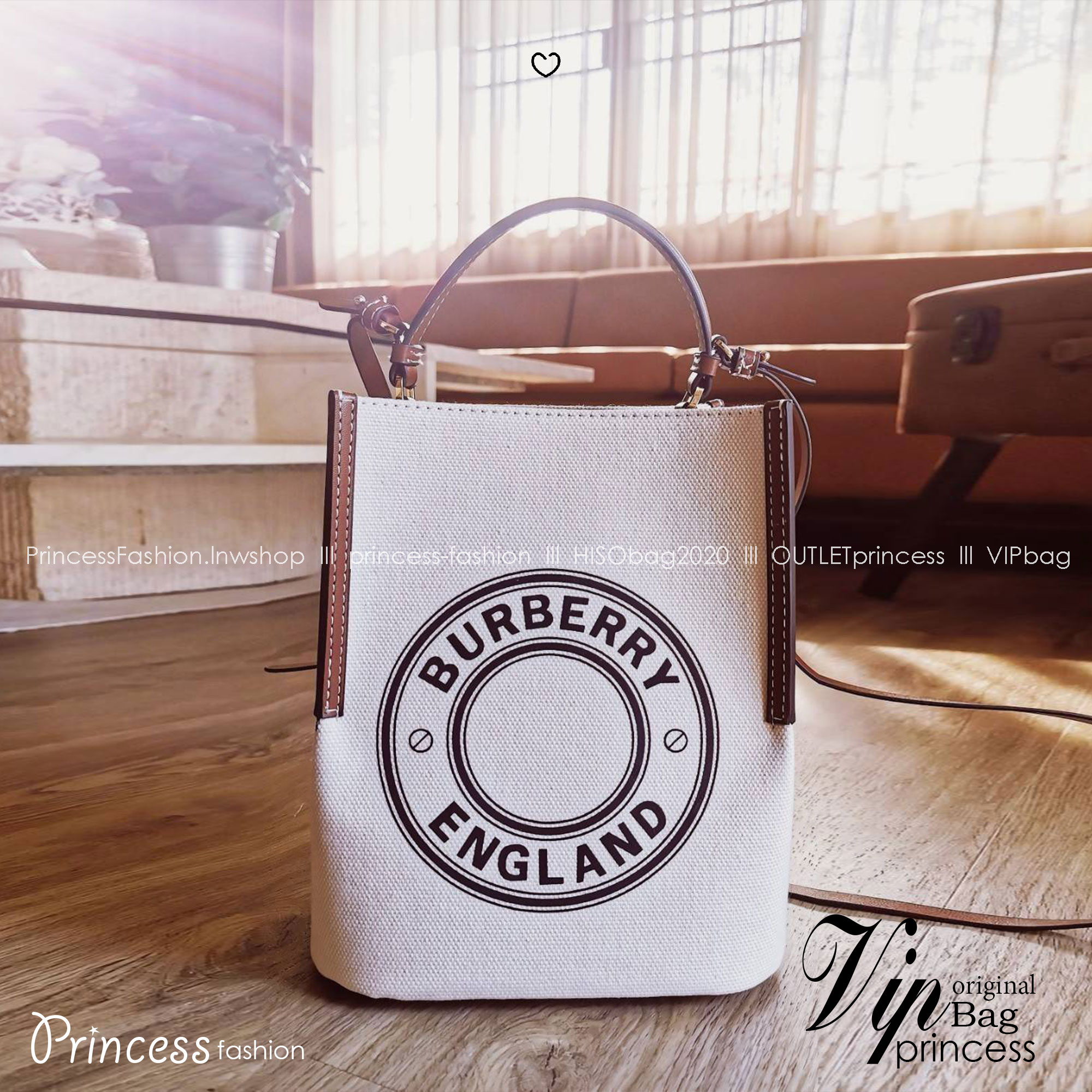 BURBERRY FRAGRANCES CROSSBODY BUCKET BAG กระเป๋าทรงบัคเก็ต รุ่นวินเทจสวยหรูอยู่ทรง มาพร้อมกระเป๋าคลัชใบเล็กสีน้ำตาลเข้าชุด จุของได้เยอะ งานจริงสวยน่าใช้มากๆ