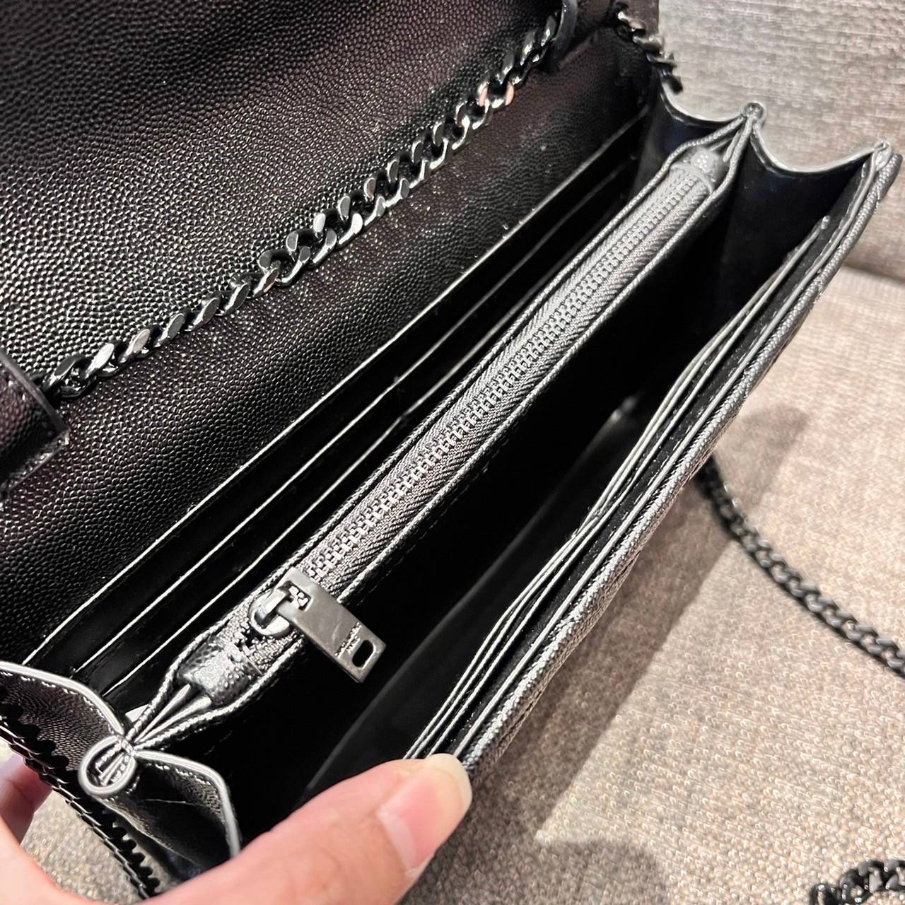 ไม่เคยผิดหวังจริงๆ!! กับรุ่นที่สาวๆรู้กัน Yves Saint laurent clutch bag with chain กระเป๋าสะพายทรง woc สุดฮอต ดีไซน์เรียบหรู โดดเด่นด้วยโลโก้ด้านหน้า เพิ่มดีเทลความผู้ดี วัสดุหนัง pepble ทนทาน ใช้งานง่ายเพียงแค่เปิด-ปิดด้วยกระดุมแม่เหล็ก ภายในแบ่งสัดส่วนไ