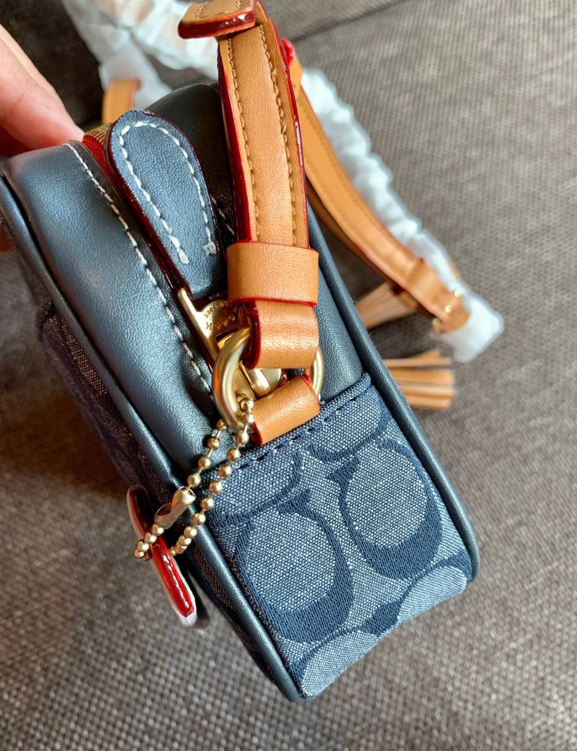 COACH MINI CAMERA IN SIGNATURE CHAMBRAY ((C8666)) 📣พร้อมส่งที่ไทย กับคอลเลคชั่นใหม่ล่าสุด ที่คุณต้องมี! กระเป๋าทรงกล่อง น้ำหนักเบา วัสดุผ้า Chambray ทอลายแบรนด์ตัดขอบหนังแท้ได้สวยงามค่ะ **ผ้าChambrayจะเหมาะกับหน้าร้อนนี้ได้ดีทีเดียวค่ะ**